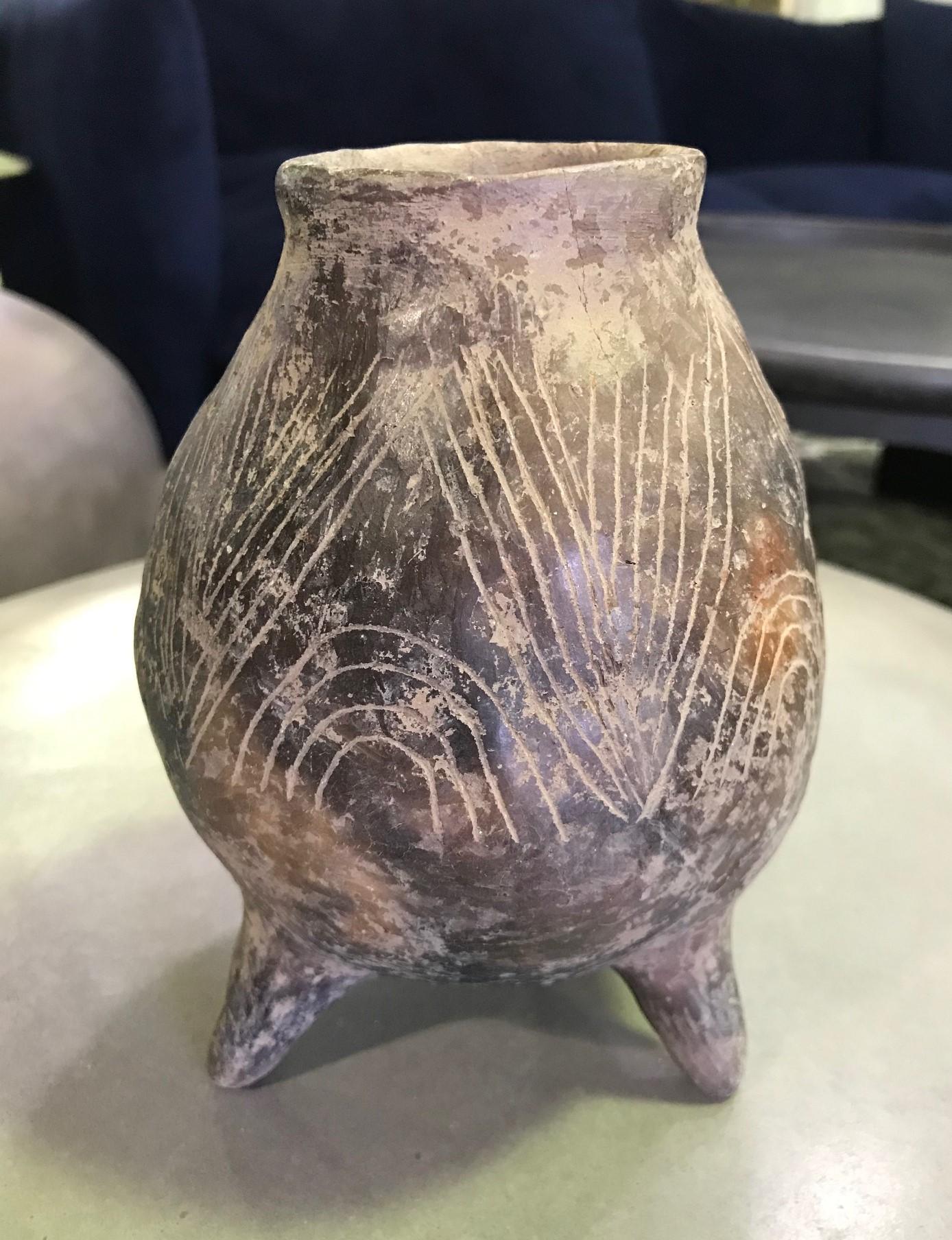 Pre-Columbian Blackware Ceramic Pottery Three-Legged Vase Cup Vessel In Good Condition In Studio City, CA