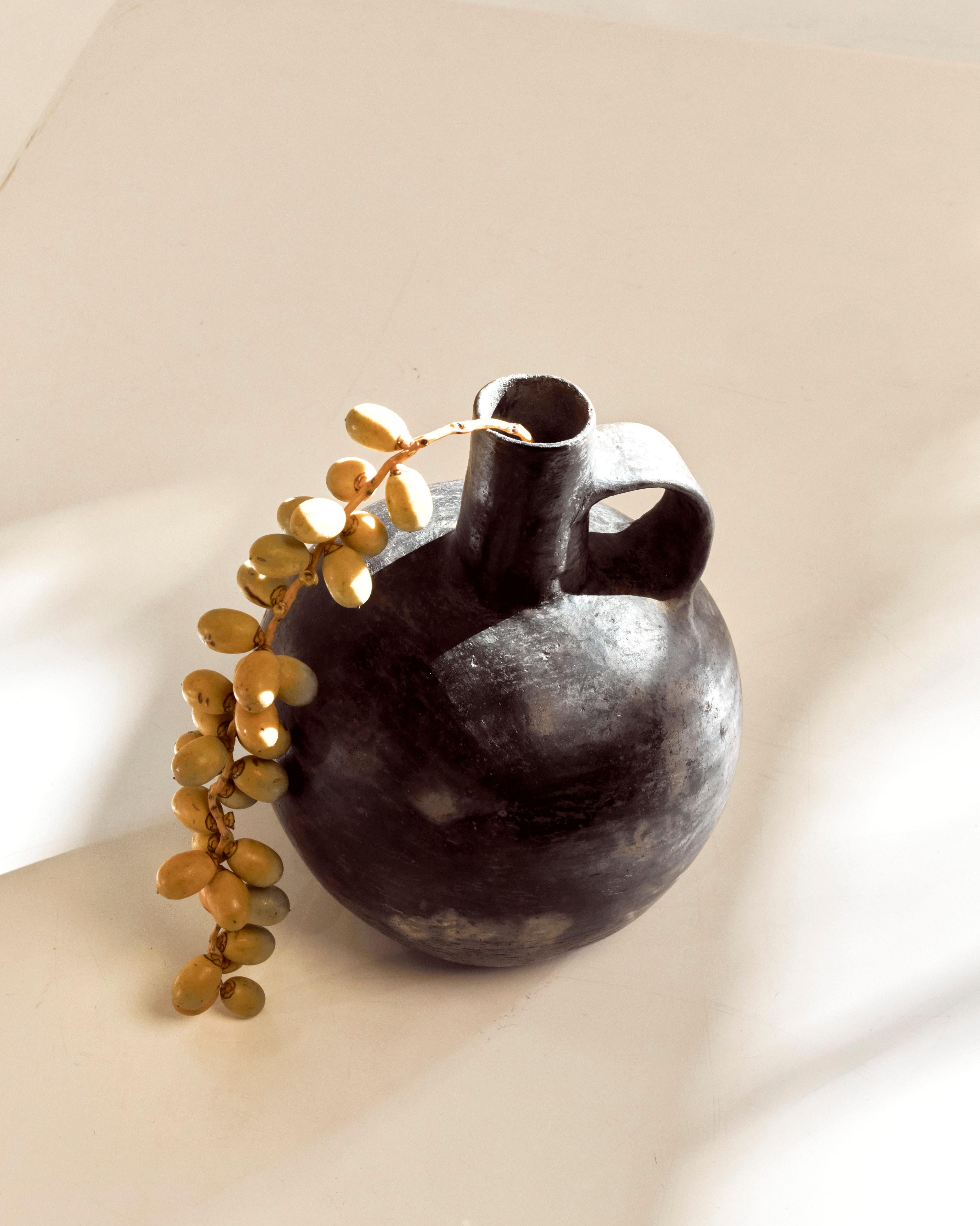 Pre-Columbian Blackware Vessel from the Chimu Culture In Good Condition For Sale In Brooklyn, NY