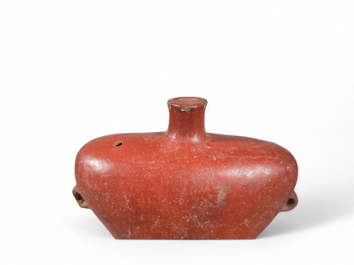 Vase à flacon en céramique Pre-Columbian Redware - 15 x 13 x 5 cm

Cet étonnant récipient en céramique Pre-Columbian redware témoigne de l'art sophistiqué et de l'artisanat utilitaire des anciennes cultures mésoaméricaines ou sud-américaines.