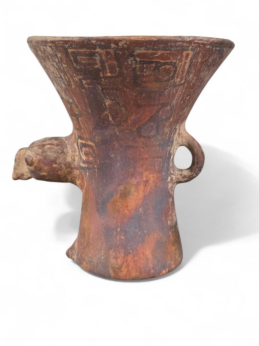 Vase de cérémonie Pre-Columbian avec motif aviaire, 24x17x20 cm

Ce captivant récipient en céramique Pre-Columbian présente une protubérance aviaire prononcée, symbolisant probablement un oiseau d'importance spirituelle ou mythologique. Cette pièce