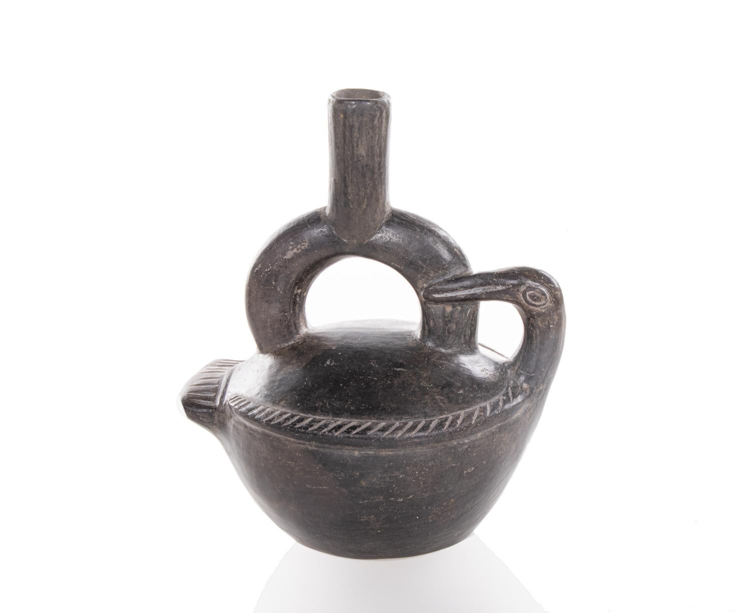 Pre-columbian Chimu-Inca blackware Stirrup vessel

Material: terracotta
Date: Approx. 1000 - 1400 AD
Origin: Northern coastal region Peru, Chimu culture
Size: 6.7