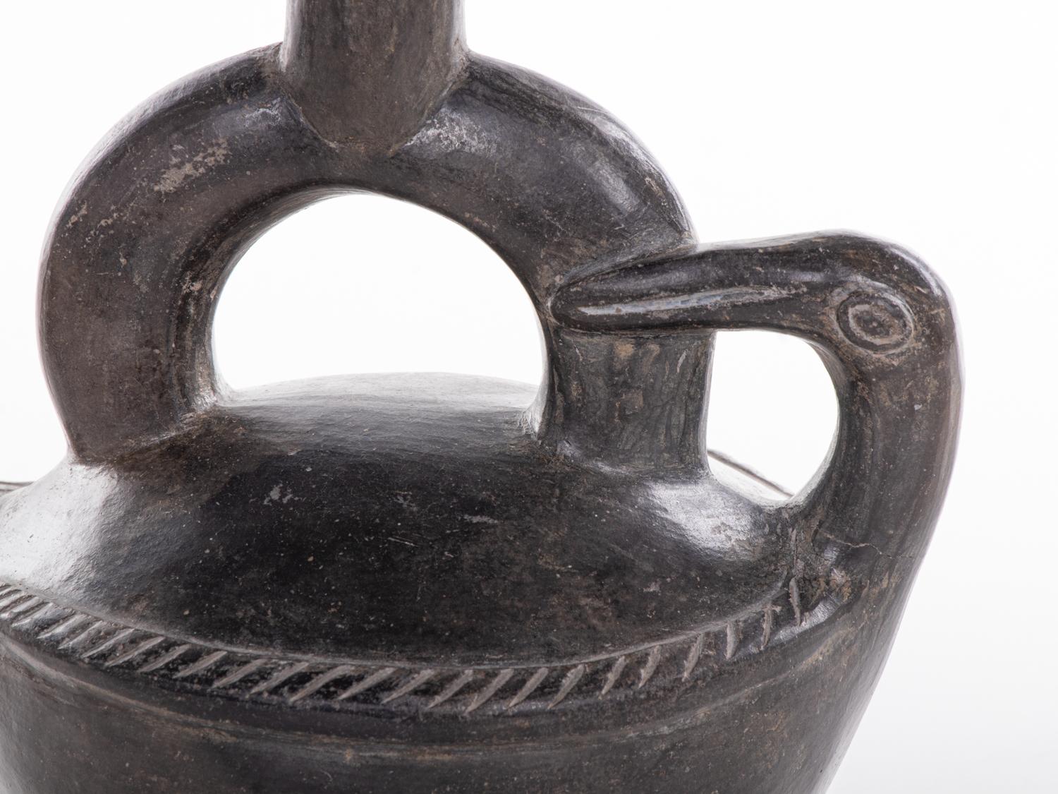 Pre-Columbian Chimu Inca Blackware Stirrup Vessel In Good Condition In Niederdorfelden, Hessen