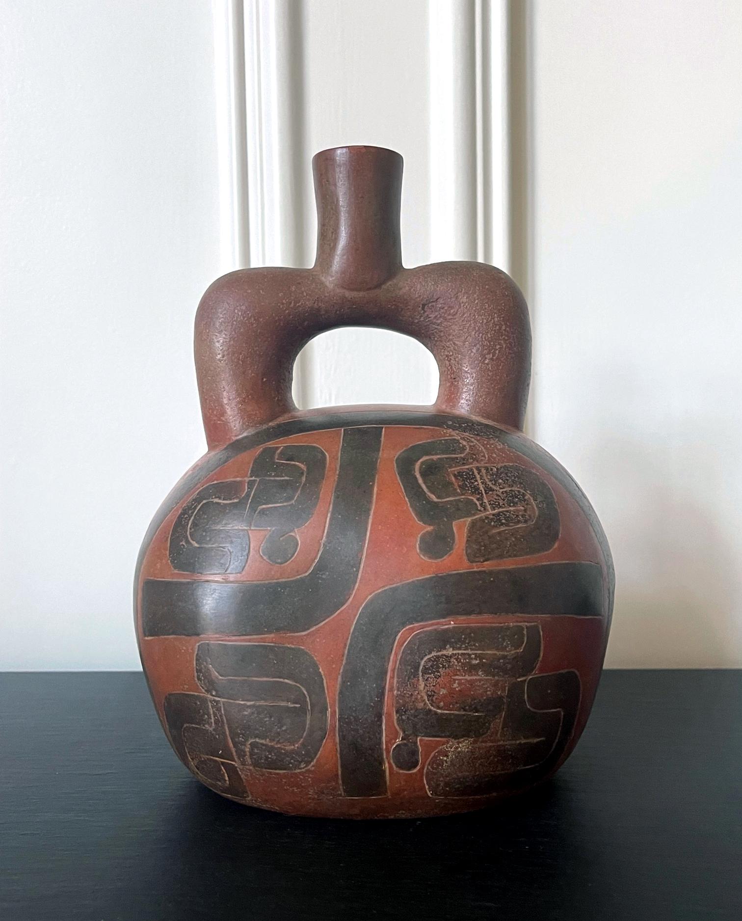 Präkolumbianisches Cupisnique-Steigbügelgefäß aus Peru (18. Jahrhundert und früher) im Angebot
