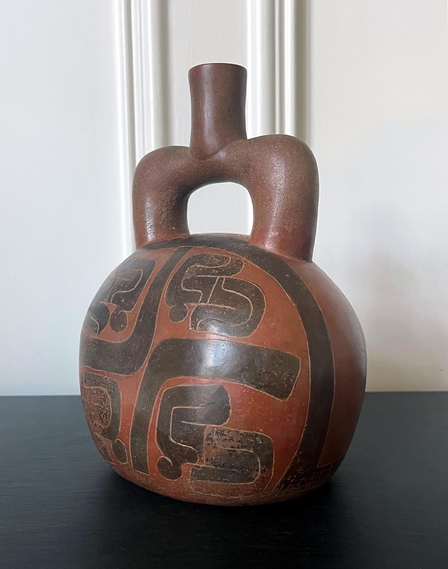 Präkolumbianisches Cupisnique-Steigbügelgefäß aus Peru (Keramik) im Angebot