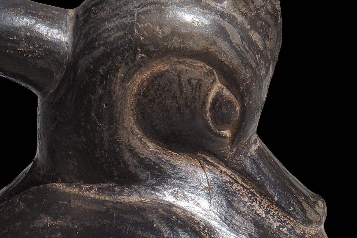 Pre-Columbian Duck Effigy Stirrup-Spout Vessel, Moche Peru 200-450 AD, Blackware In Excellent Condition In Berlin, DE