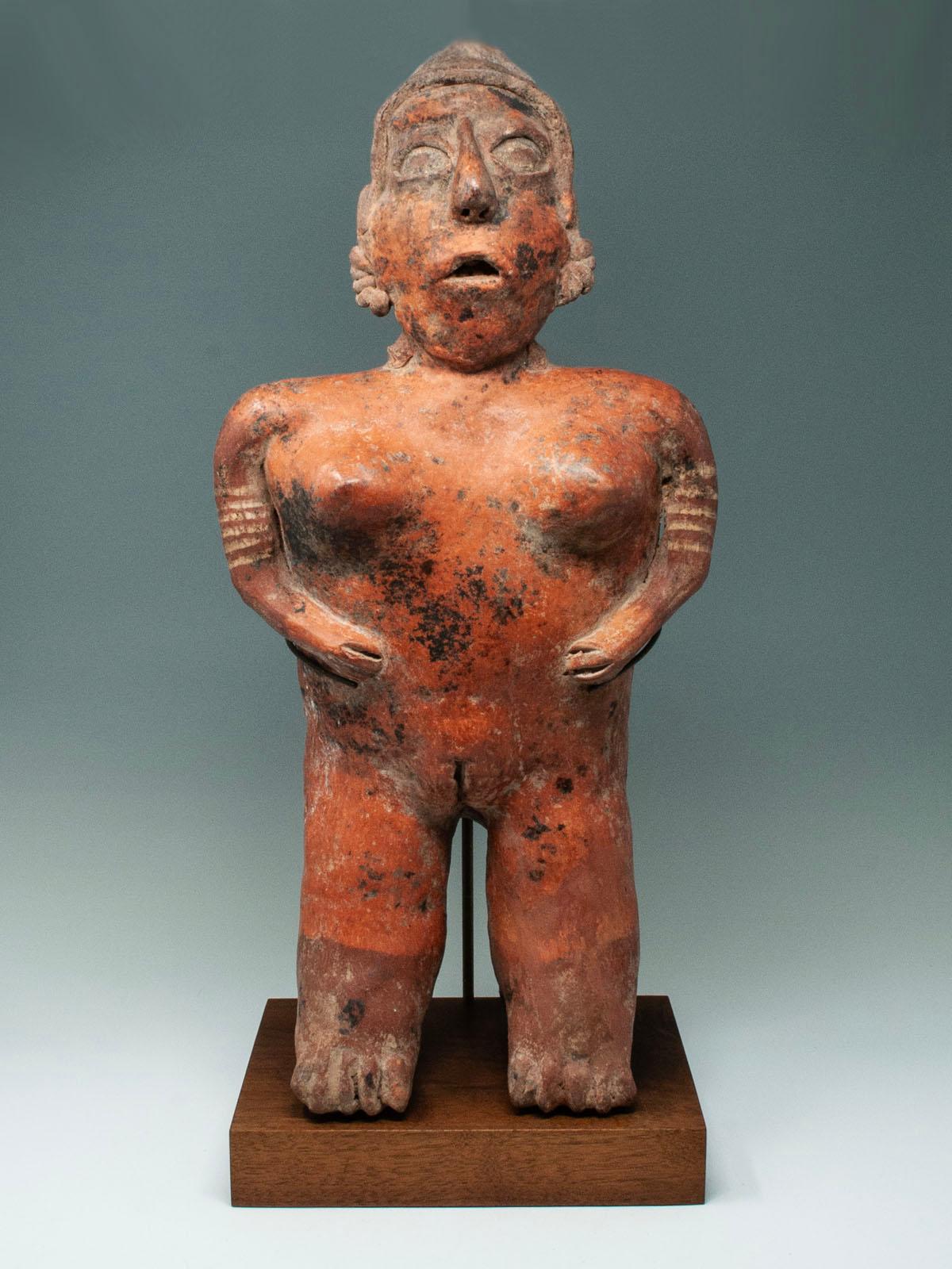 Fino al XVIII secolo Figura femminile in terracotta Pre-Columbian, Nayarit, Messico in vendita