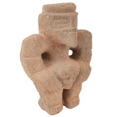 Figura precolombina Estatua de piedra volcánica con cabeza de trofeo de cazador, Costa Rica 800 d.C.