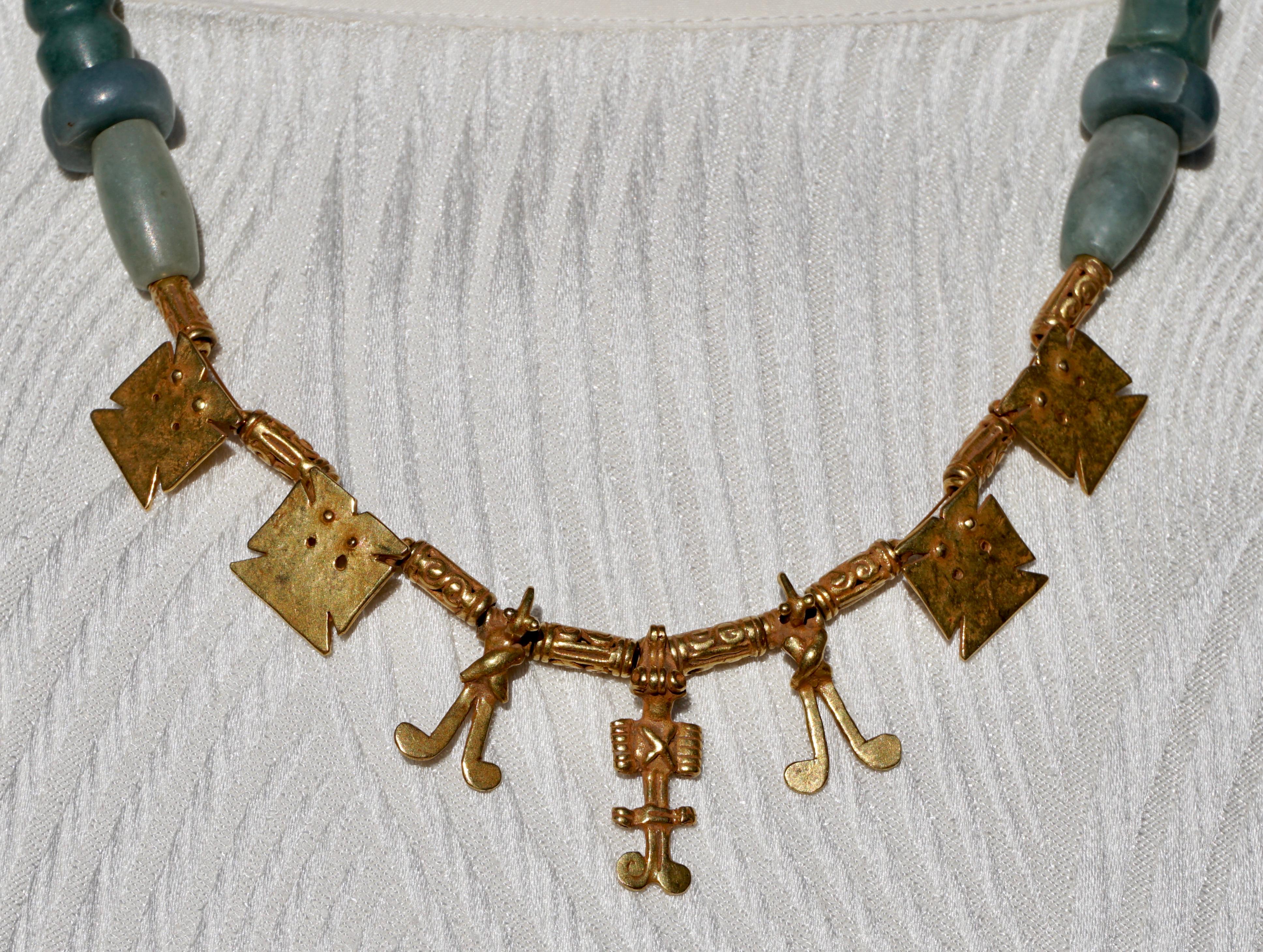 Pre Columbian Gold and Jade Nicoya Peninsula Pendant Necklace  In Good Condition In Dallas, TX