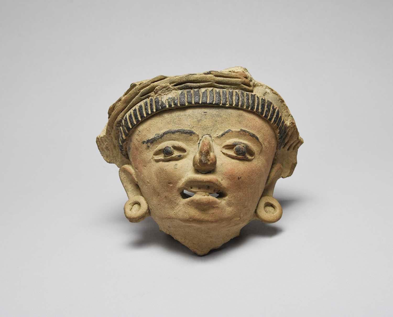 Testa Pre-Columbian di Veracruz
Una grande testa in ceramica Pre-Columbian di sacerdote o guerriero con denti delineati e grandi orecchini, modellata in argilla nera con decorazione bituminosa applicata sul copricapo e sugli occhi.
Veracruz Messico