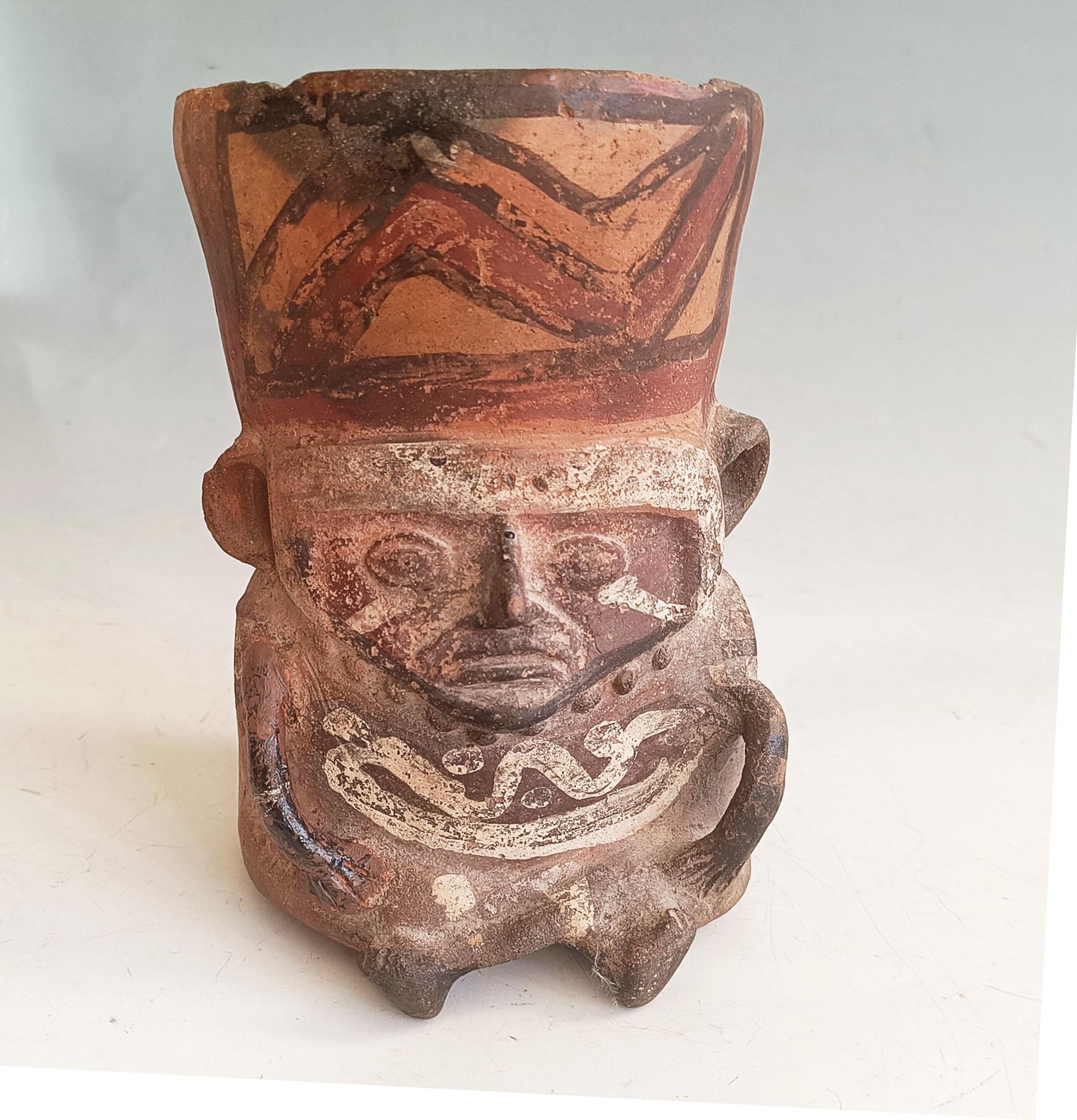 Vasija precolombina Huari Wari Antiguo arte sudamericano 
Imperio Wari, Perú Bolivia Chile, Circa 500 a 1000 d.C.

Vasija para beber de cerámica tipo Kero, de base plana y con una cavidad interior ancha y profunda. Presenta un personaje sentado, con