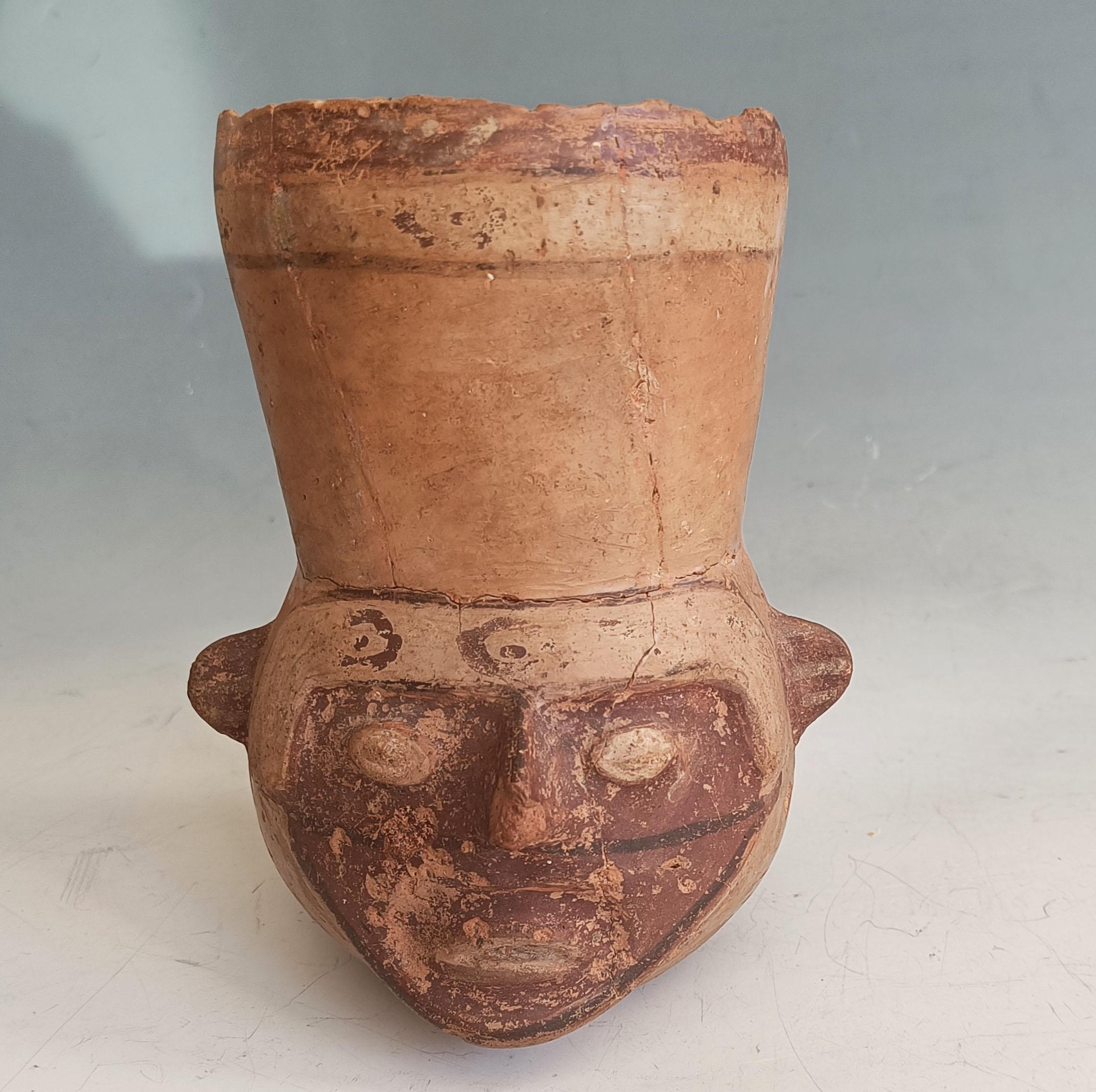 Vasija precolombina Huari Wari Antiguo arte sudamericano 
Imperio Wari, Perú Bolivia Chile, Circa 500 a 1000 d.C.

Un recipiente para beber de cerámica tipo Kero  con una vasija precolombina con cabeza de trofeo 
antigua américa del sur circa siglos