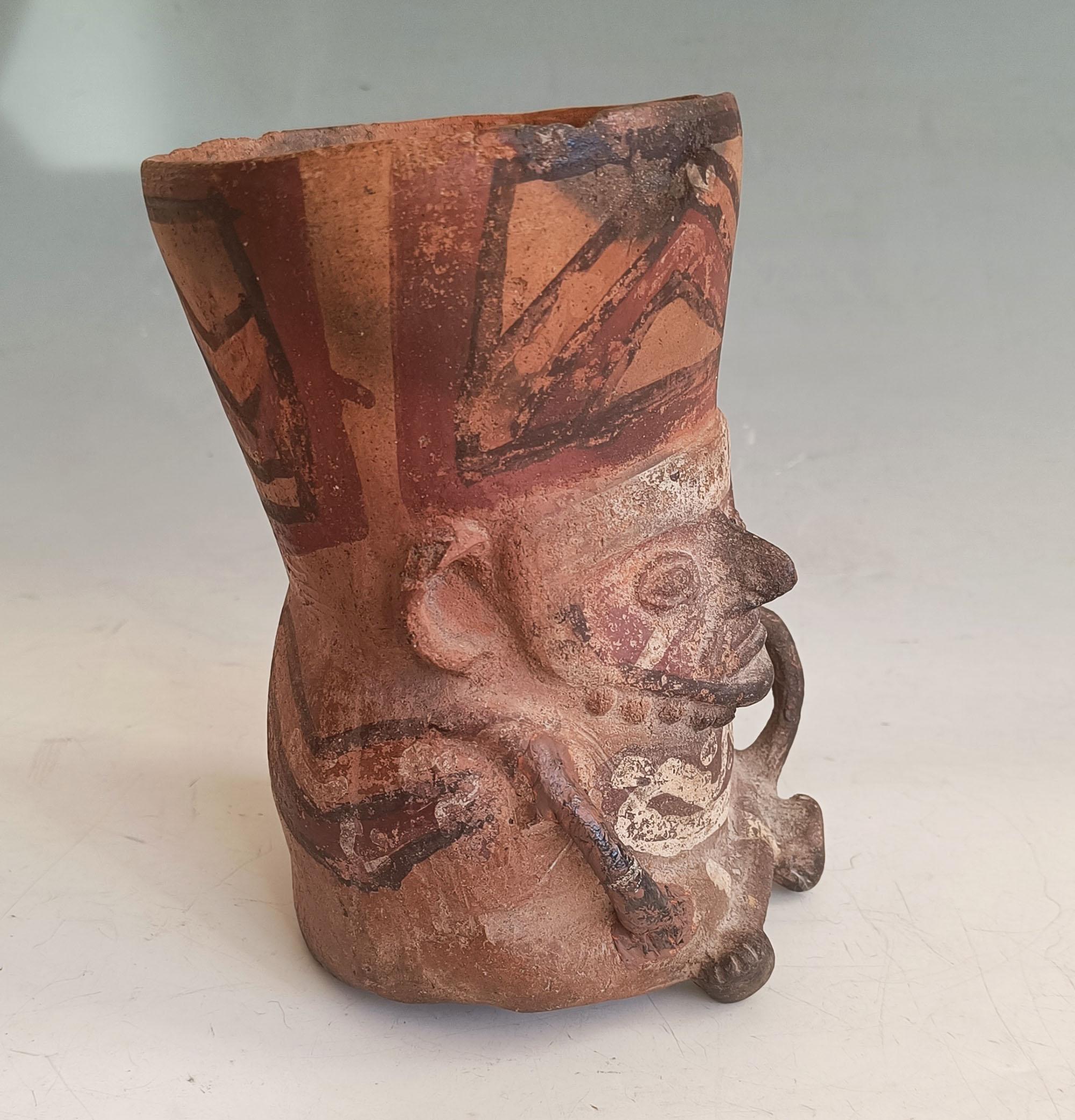 Vasija precolombina Huari Wari Antiguo arte sudamericano Moldeado