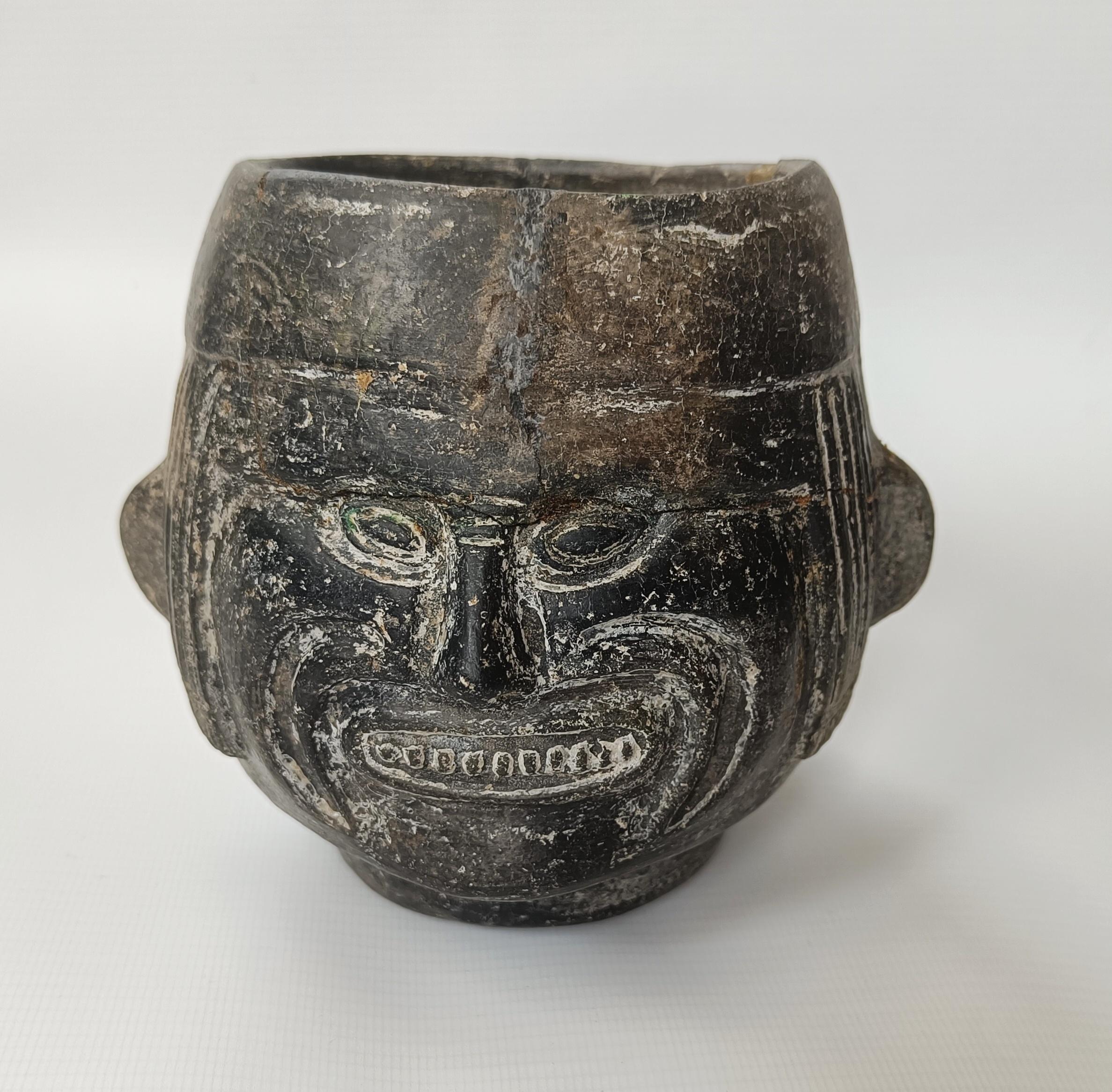 

 Vasija precolombina con cabeza de retrato inca Circa 15- XVI   Anuncio del siglo
Vasija inca de loza gris de un hombre sonriente con el pelo delineado y tocado escalonado en la espalda.

Imperio Inca América del Sur Inca Perú Bolivia Ecuador C