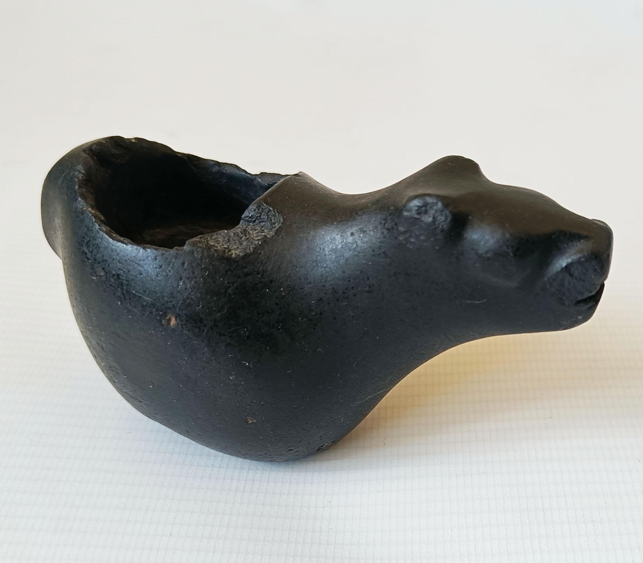 Canopa de piedra inca precolombina

A  Piedra inca Llama Canopa en piedra basáltica oscura

Tallado fino y realista con pátina envejecida,

La Canopa se utiliza para venerar a la Pachamama ( madre tierra ) en diversos rituales

Tamaño H 7 L 10 cm,  