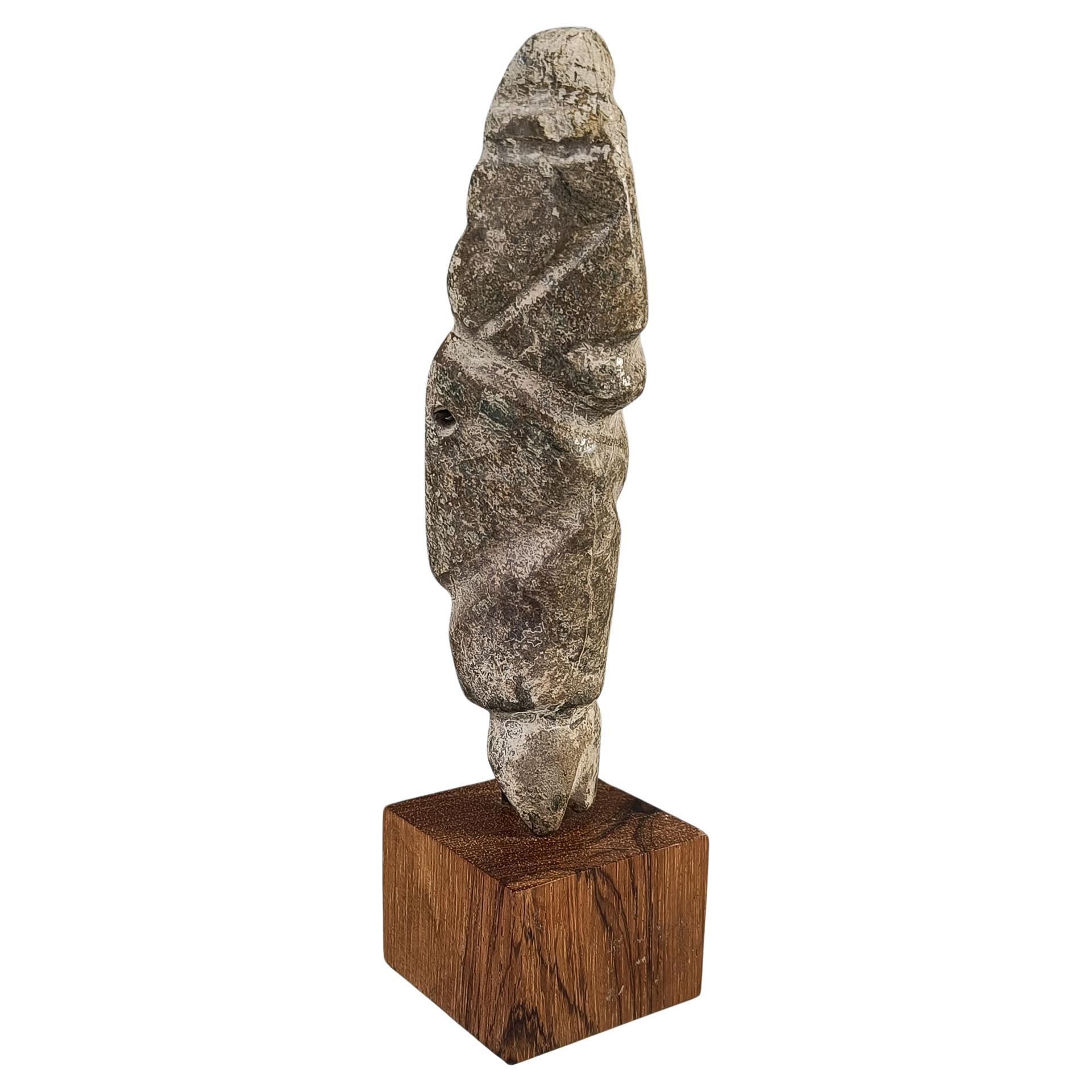 Pendentif en pierre de Mezcala précolombienne représentant un dieu de la hache, ancien Mexique
