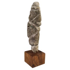 Pendentif en pierre de Mezcala précolombienne représentant un dieu de la hache, ancien Mexique