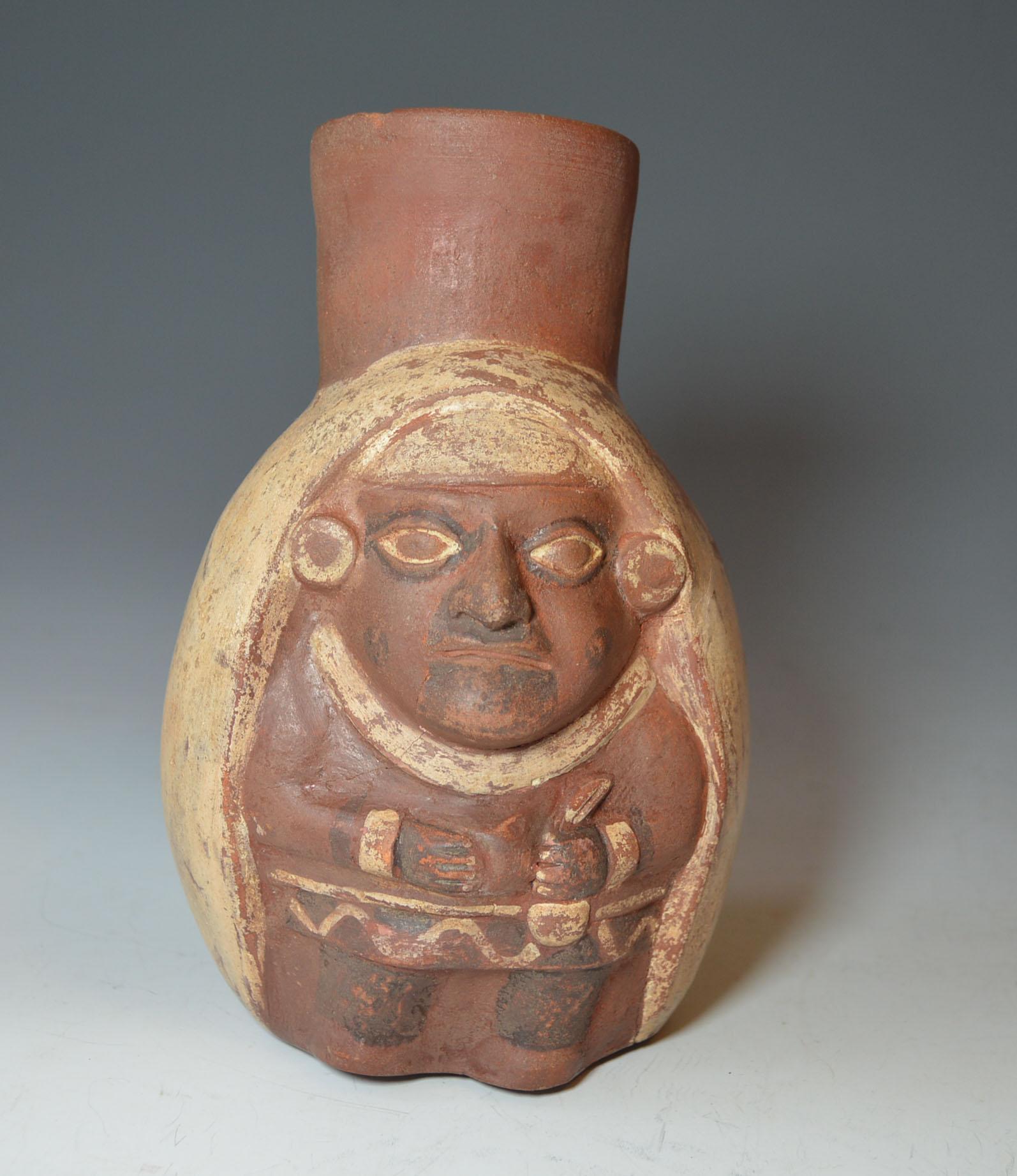 Pre Columbian Art.
A fine Moche vessel of a important personage or dignitary.
Moche 1V period circa 400-600 AD Peru.
Condition: stable stress cracks, minor restorations to base,
Size Height 26 cm, width 18 cm.
Ex UK collection acquired before