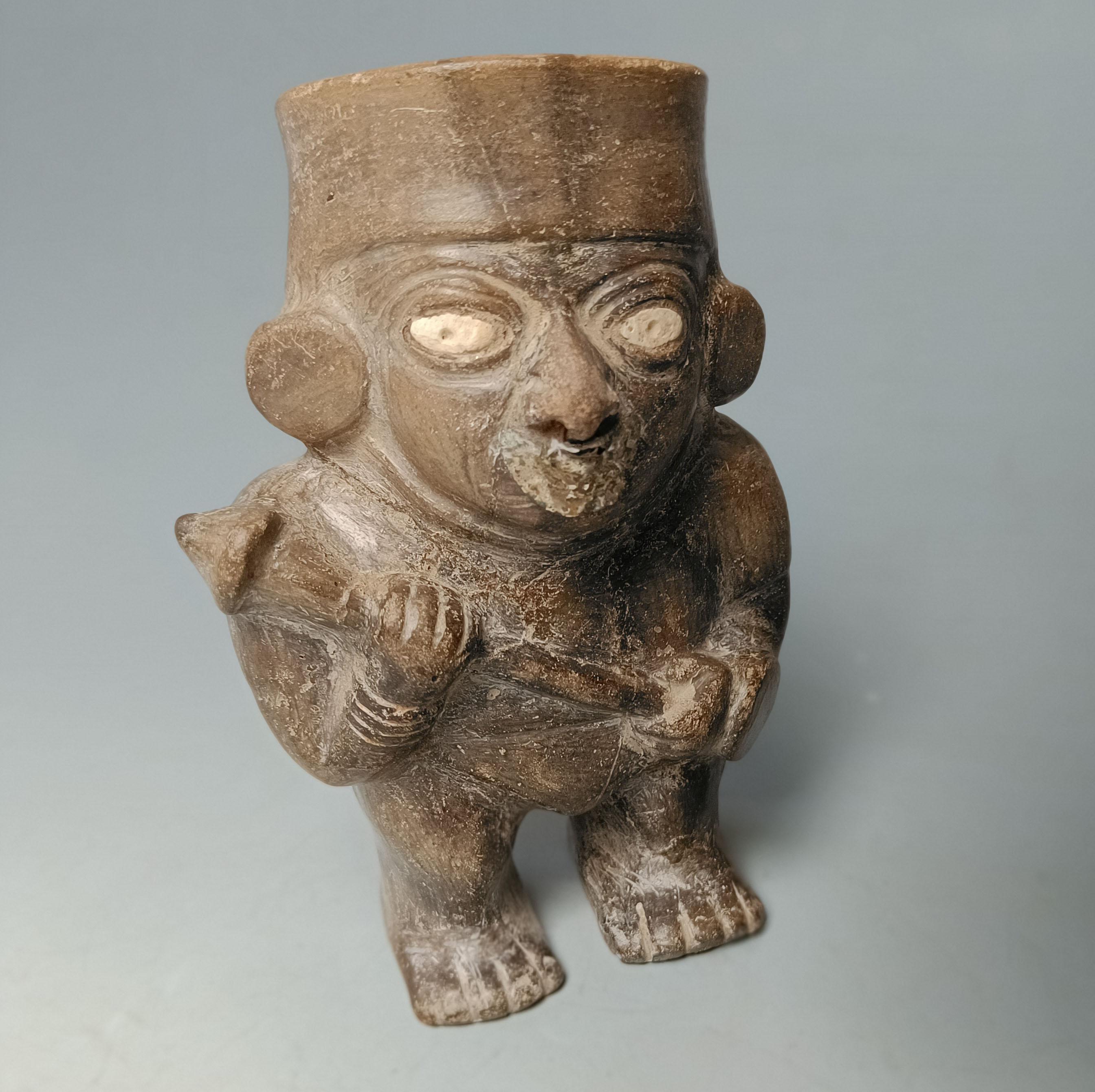 Pre-Columbian Moche Warrior Vessel – Moche V Period, 600–700 AD, Peru

A striking and rare example of Moche ceramic artistry, this Pre-Columbian greyware warrior vessel dates from the Moche V period (circa 600–700 AD) and originates from the ancient