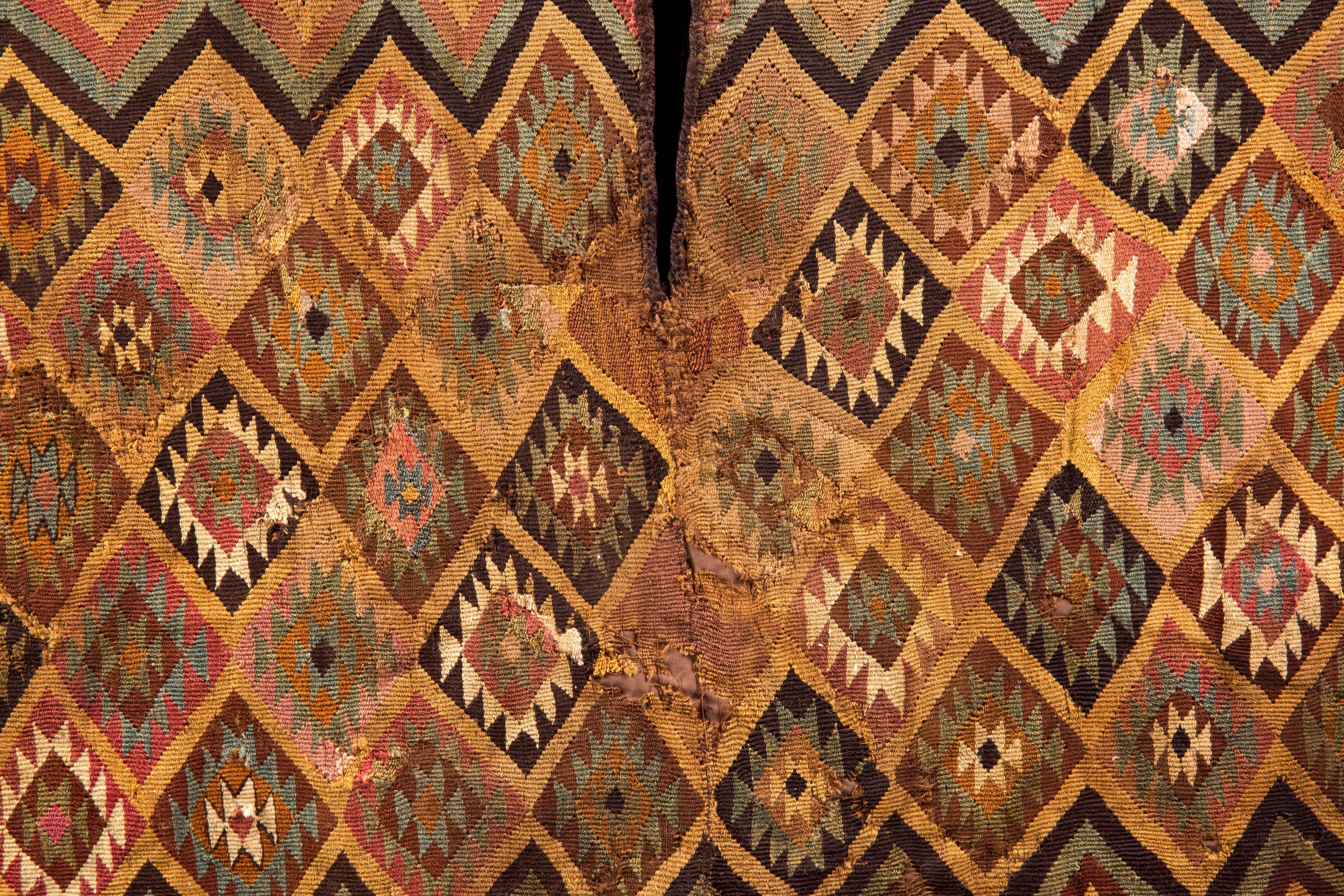 Fino al XVIII secolo Tessuto precolombiano Nazca Unku a forma di diamante multicolore, Perù, 200-400 d.C. in vendita
