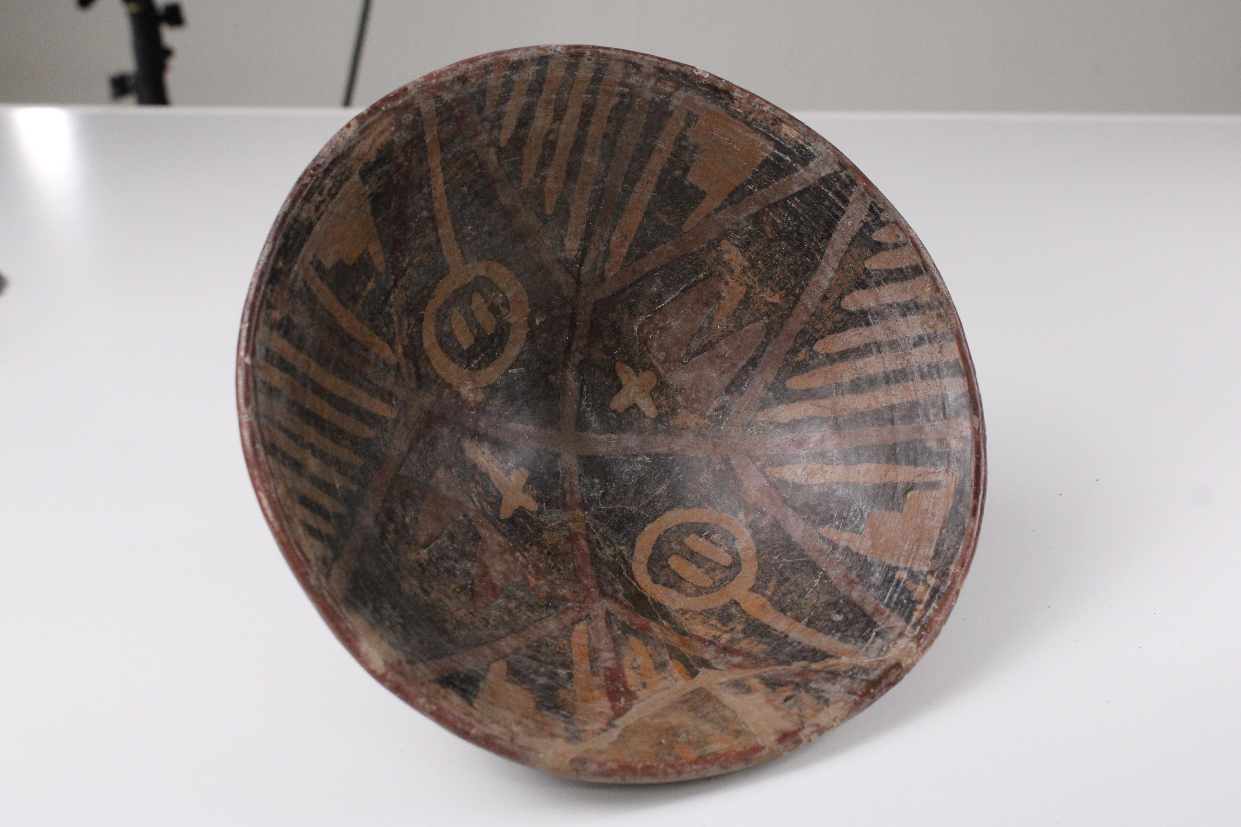Pre-Columbian Nariño Footed Polychrome Bowl In Good Condition For Sale In West Hollywood, CA