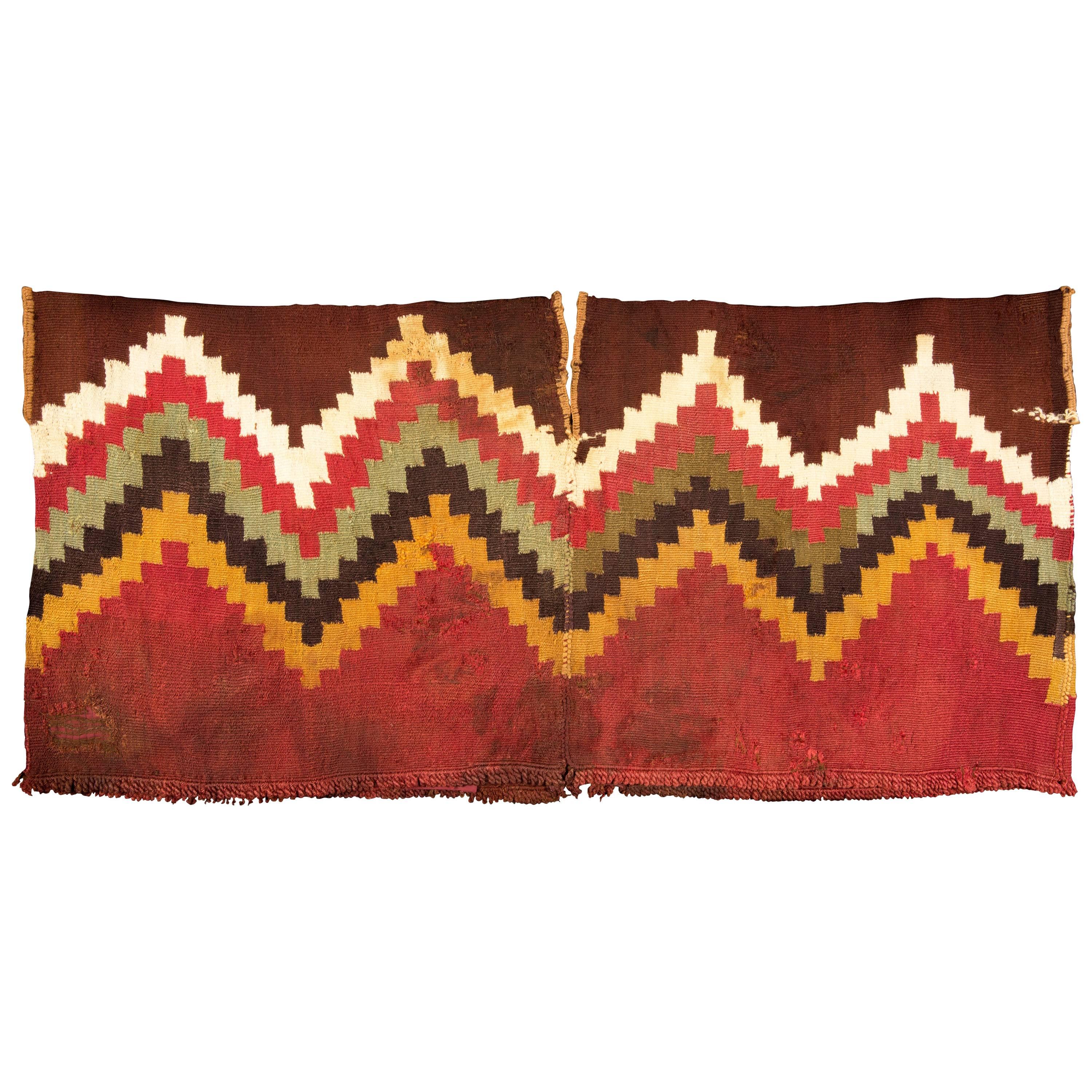 Pre-Columbian Nazca Unku mit gestuftem Zig-Zag Design, Peru 200-300 AD im Angebot