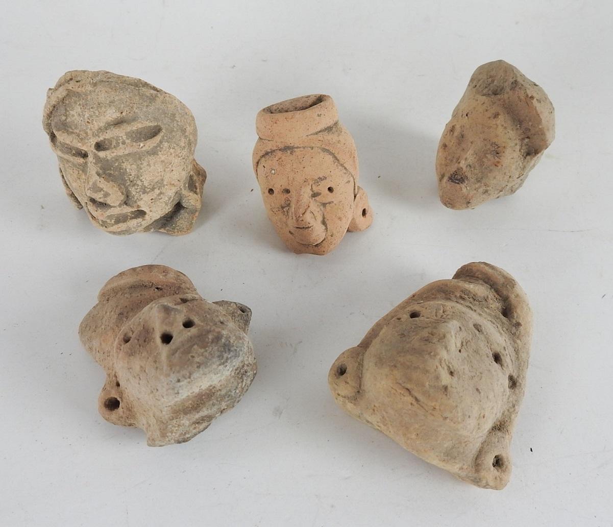 Collectional de 5 têtes de poterie Pre-Columbian.  La plus grande mesure 2,5