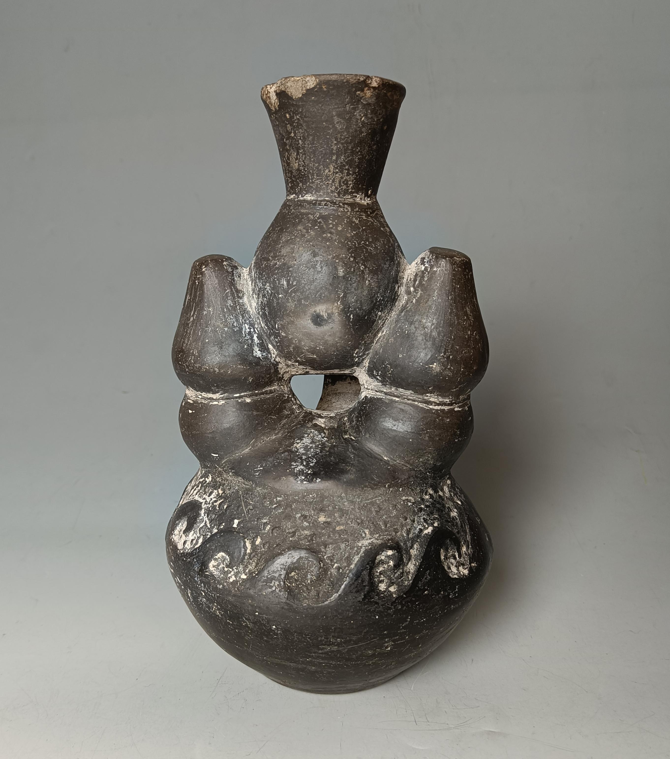 Raro Recipiente Chimú Precolombino con Estribo - Motivo de Planta Marina u Hongo - Siglos XII-XIV d.C., Perú

Una intrigante y rara vasija estribo Chimú del Perú precolombino, que data de los siglos XII-XIV d.C. Esta cerámica finamente elaborada