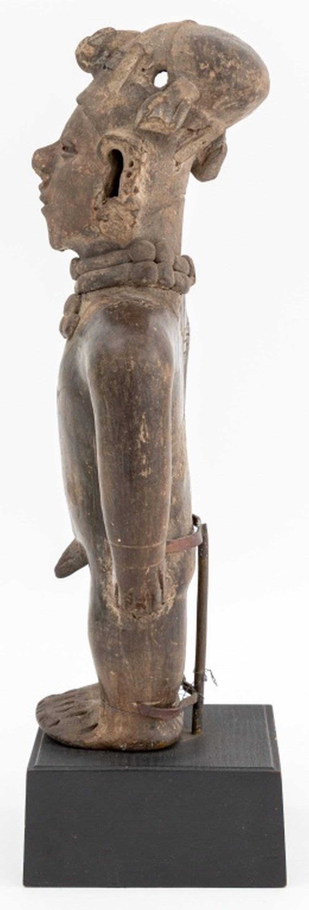 Centroamericano Pre-Columbian Standing Male Nude Figure in vendita