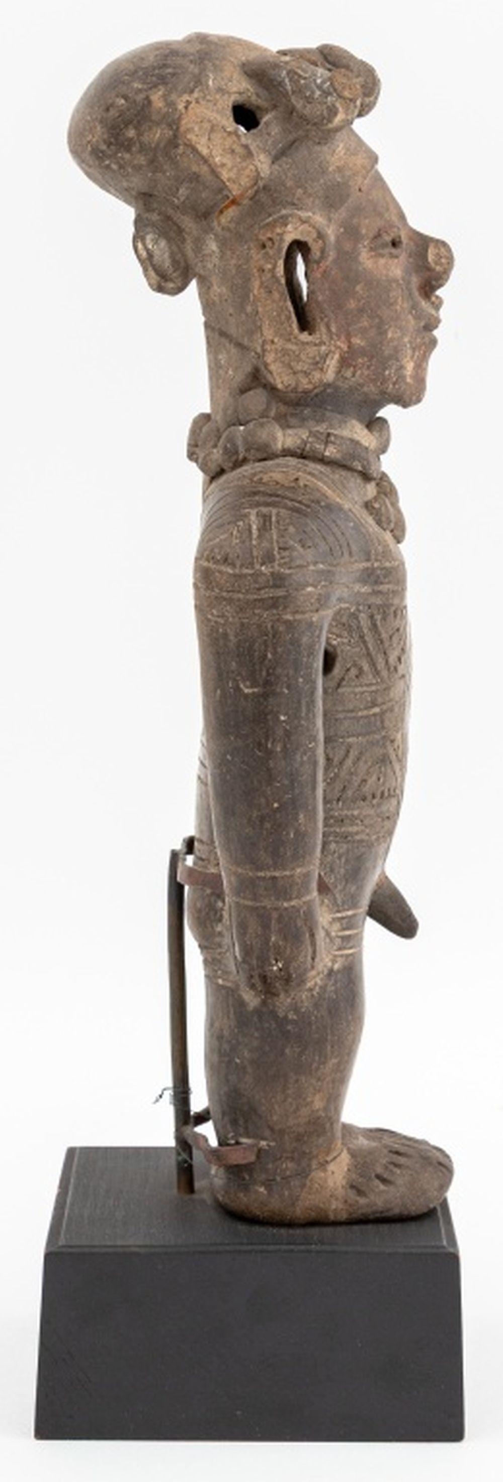 Fino al XVIII secolo Pre-Columbian Standing Male Nude Figure in vendita