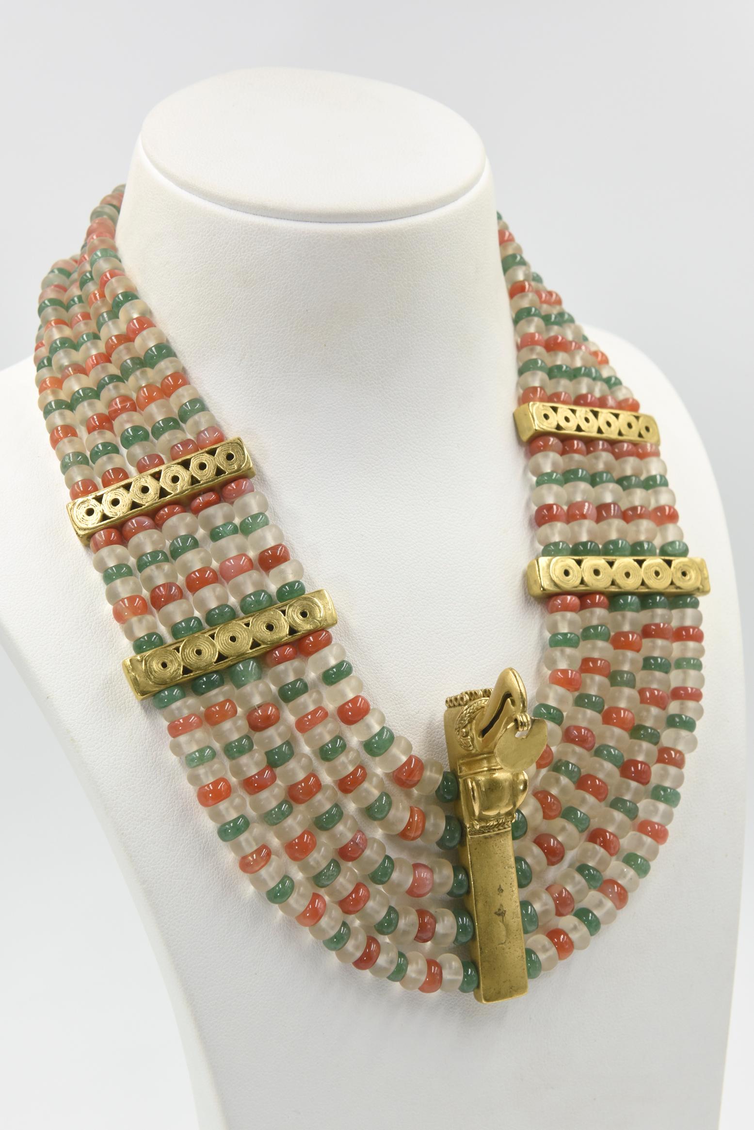 Cette incroyable suite de bijoux de style précolombien provient de la succession d'une mondaine de Miami.  Elle était célèbre pour ses tenues de gala spectaculaires.  Cet ensemble est en métal doré avec des perles de quartz aventurine, de cristal de