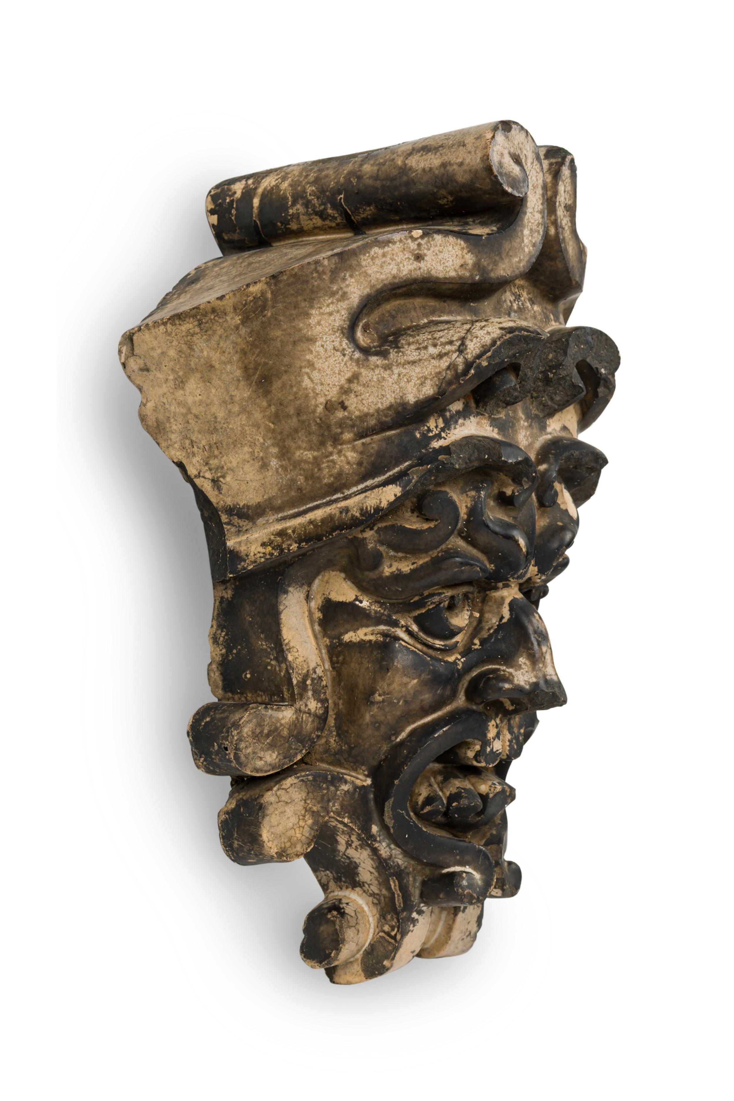 Escultura de pared en forma de máscara de terracota de mediados de siglo y estilo precolombino