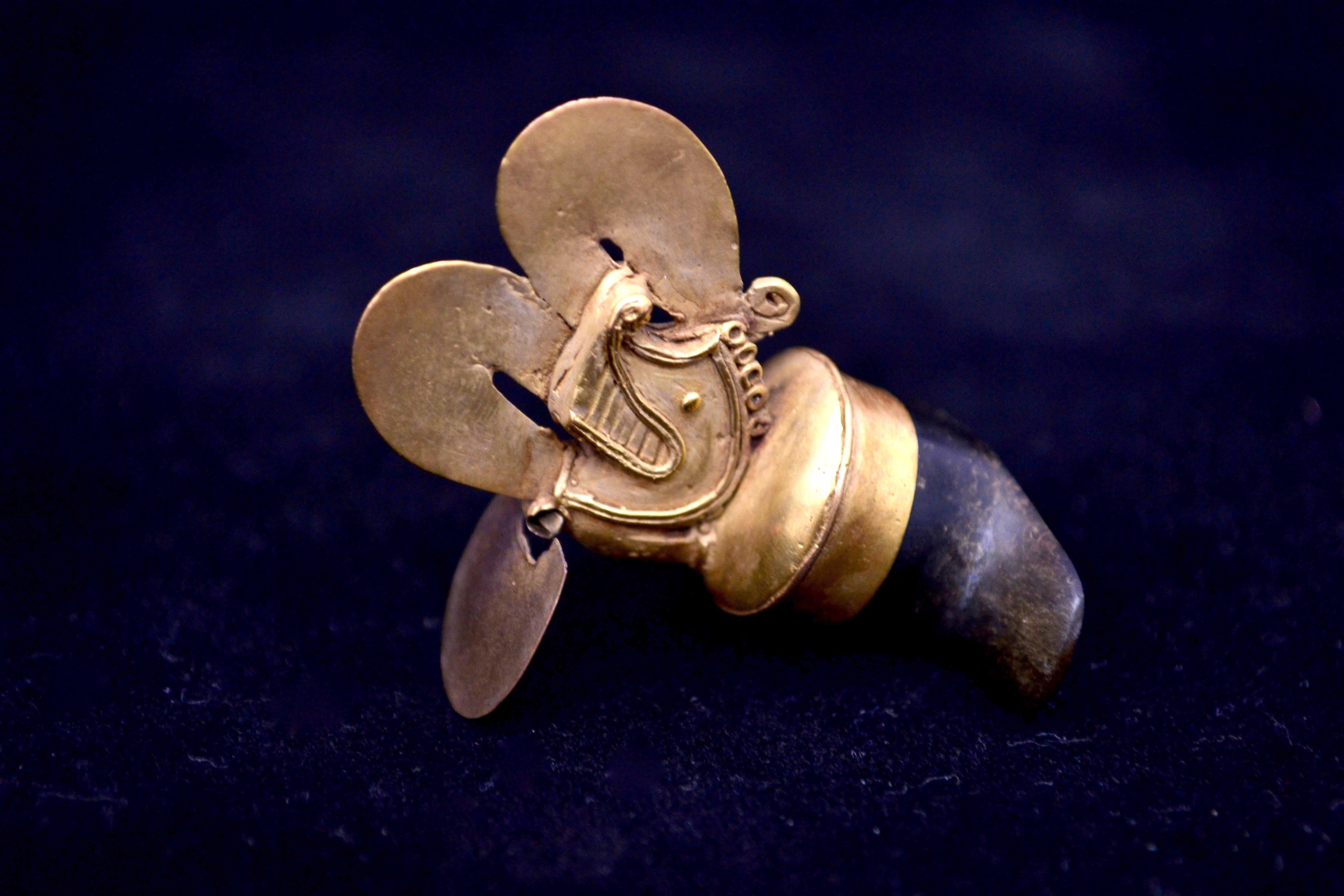 18th Century and Earlier Pre-Columbian Tairona Gold Labret with Obsidian, Colombia circa 800 to 1500 AD