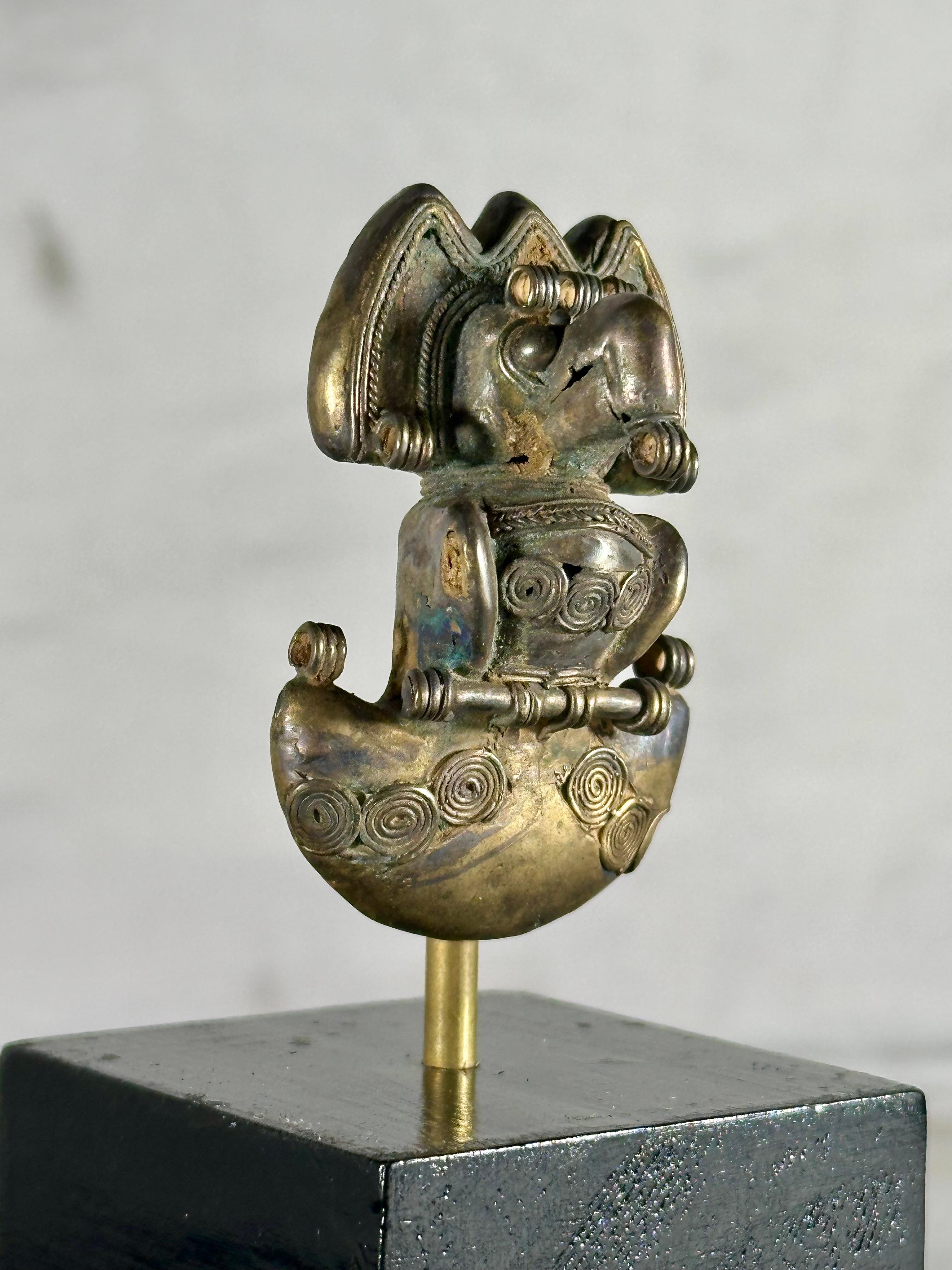 Colgante precolombino Tairona Tumbaga

Rara efigie original colombina de aleación de cobre y oro de Tairona Tumbaga. Esta hermosa pieza de joyería de la cultura Tairona, de los siglos X al XII, representa un cóndor andino. Está elaborada con gran