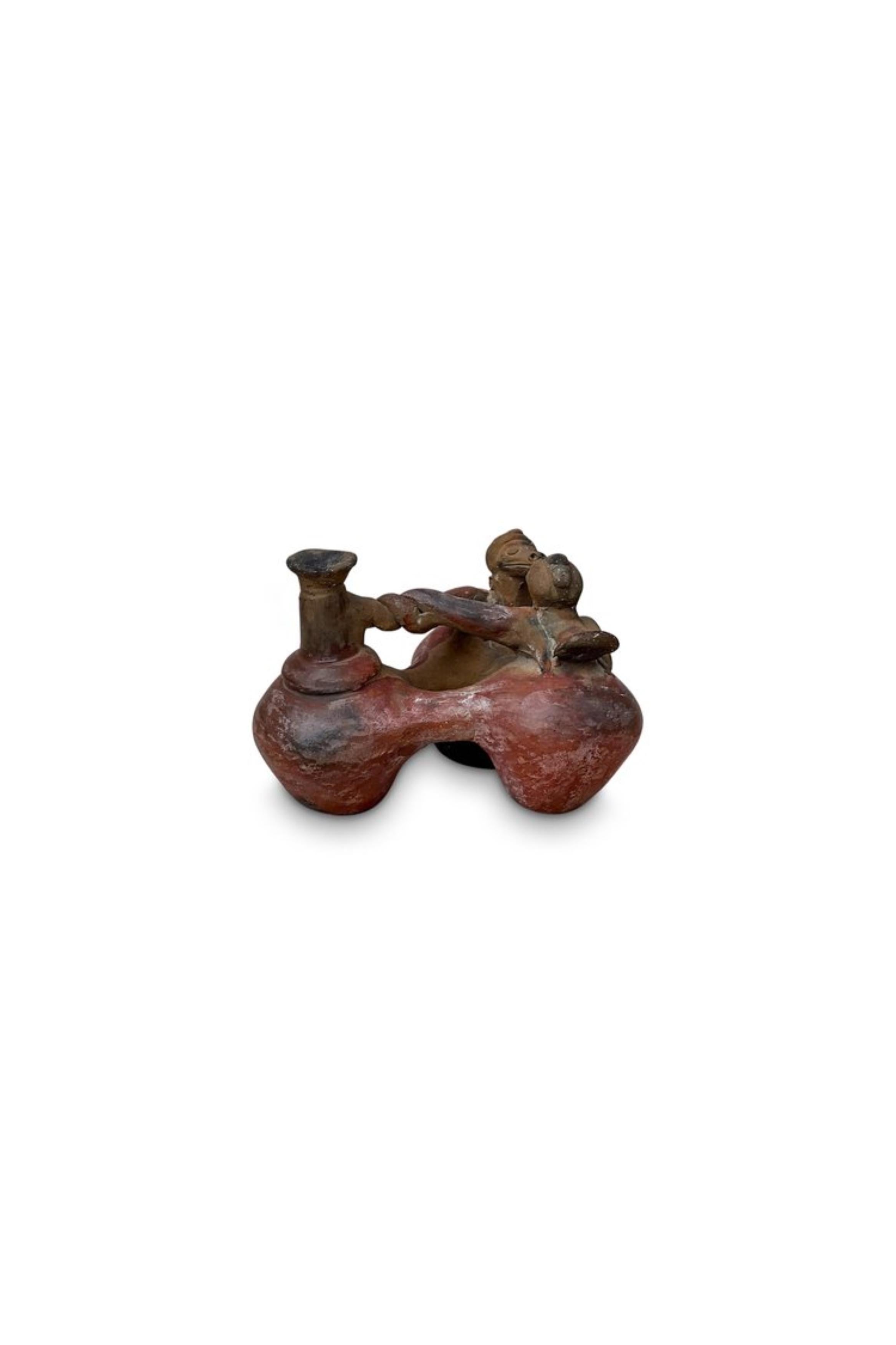 Vaso di terracotta Pre-Columbian Chimu - esplora la ricca storia dell'arte antica con questo manufatto unico che testimonia il valore artistico dell'antica civiltà Chimu del Perù.

Misure: 6