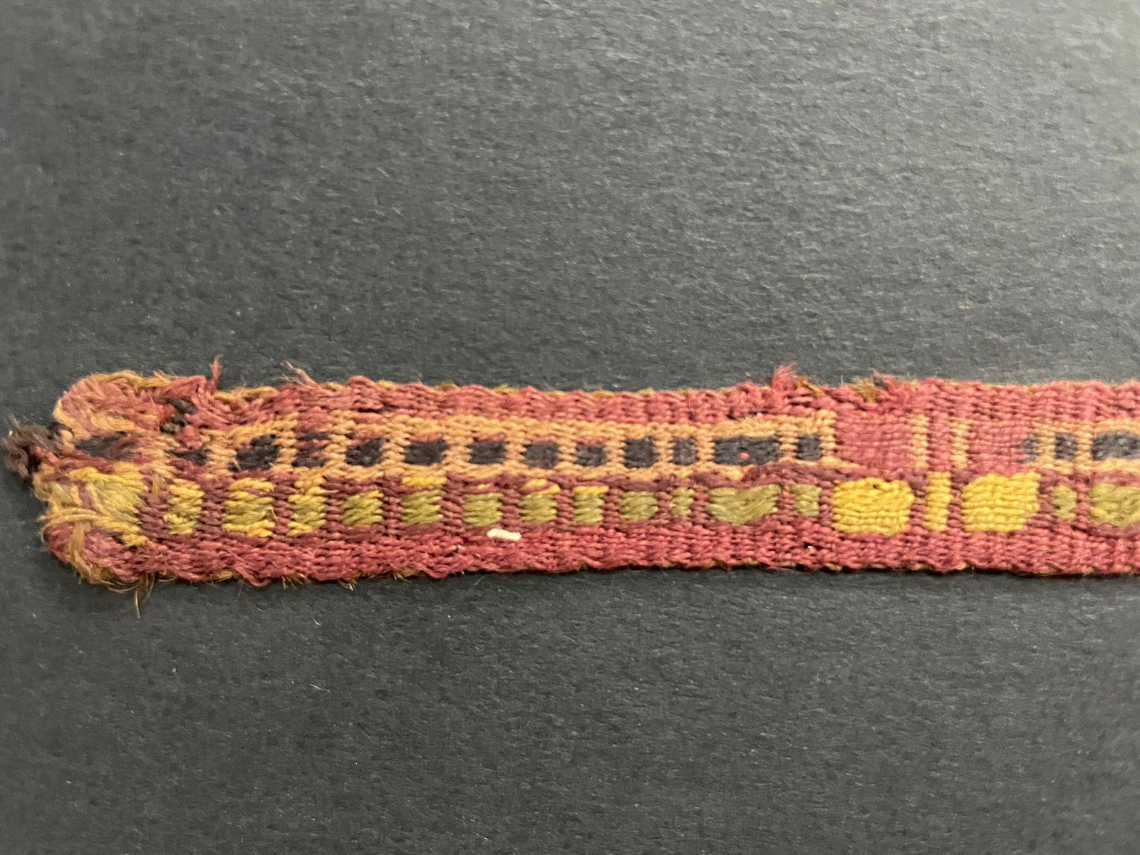 Tissé à la main Fragment de textile Pre-Columbian Chancay, Pérou ca 1100-1400 ADS, Ex Ferdinand Anton en vente