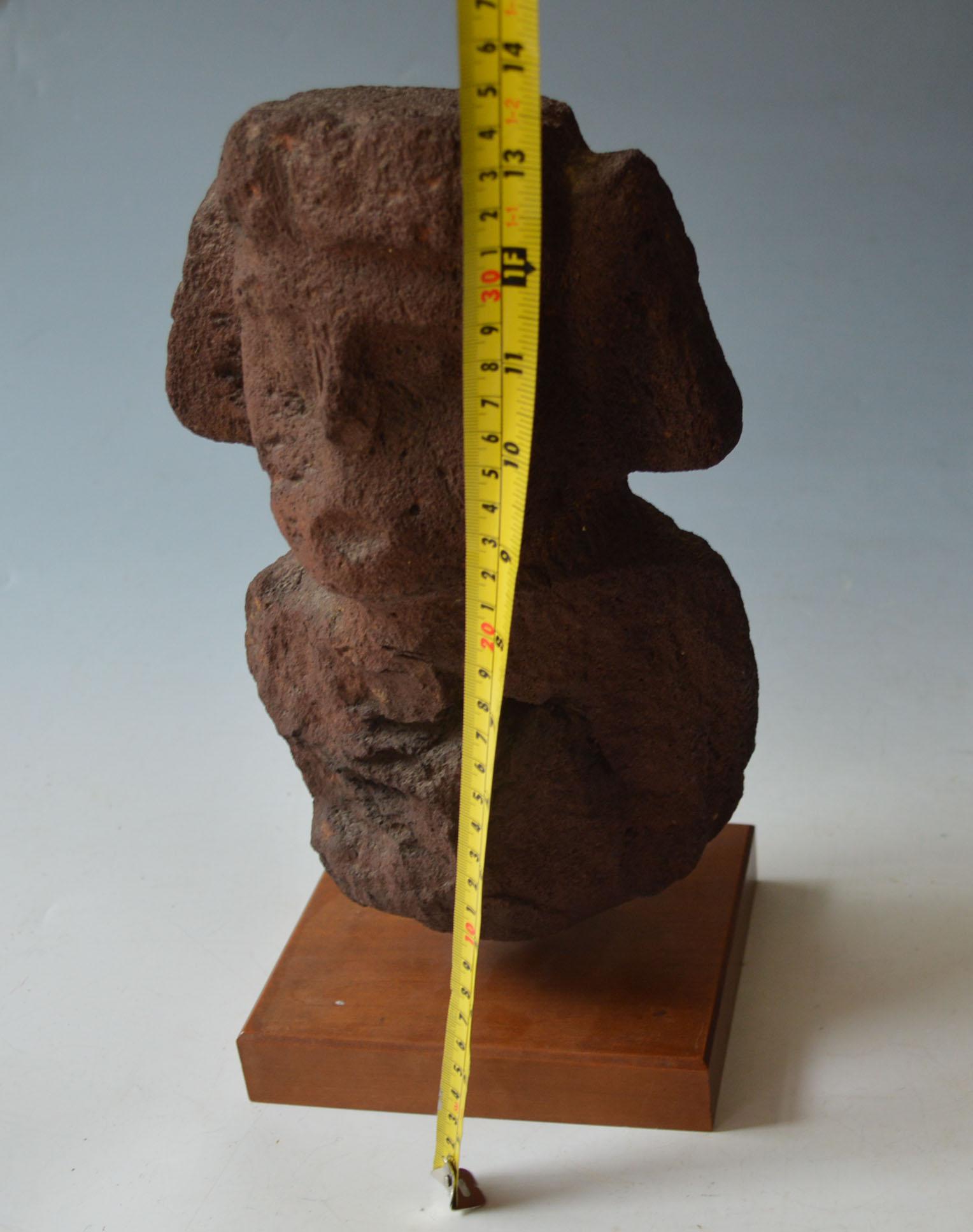 Präkolumbianische Totonac-Steinbüstefigur aus Stein, Veracruz, Mexiko, um ca.  600-900 N.CHR. (18. Jahrhundert und früher) im Angebot