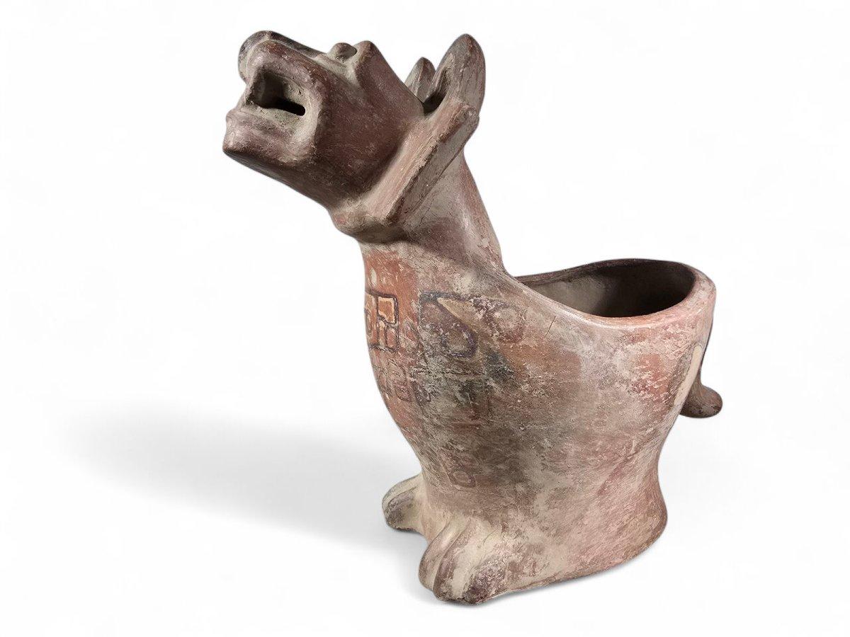 Remarquable récipient en céramique Pre-Columbian de forme zoomorphe, représentant probablement un chien ou une figure animale sacrée similaire, caractérisé par sa bouche ouverte expressive tournée vers le haut et ses traits sculpturaux détaillés.