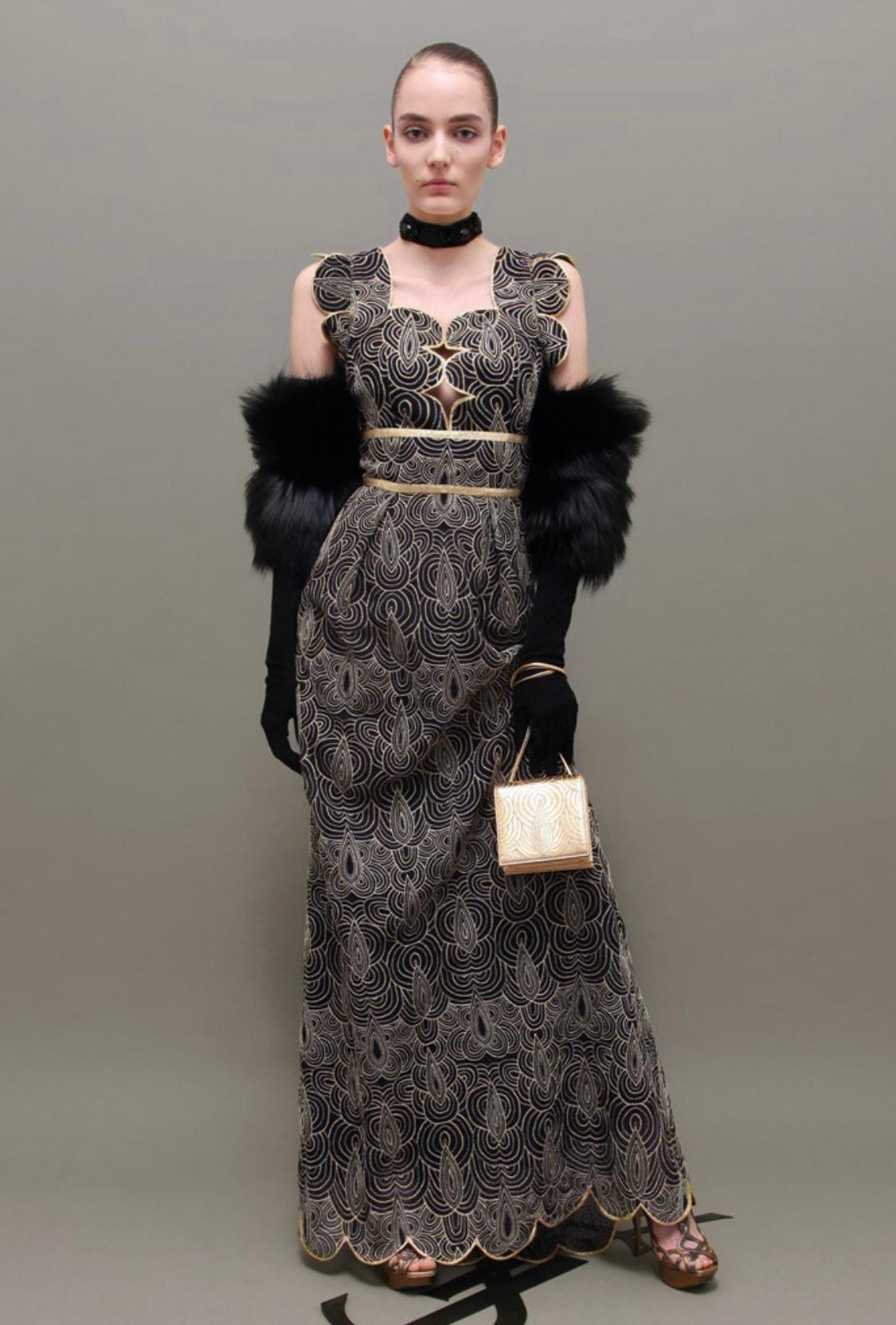 Ti presentiamo una borsa Yves Saint Laurent trapuntata in pelle dorata a doppia patta disegnata da Stefano Pilati for Yves Saint Laurent. Dalla collezione Pre-Fall 2011, questa borsa è apparsa nel lookbook della collezione come parte del Look 42 con