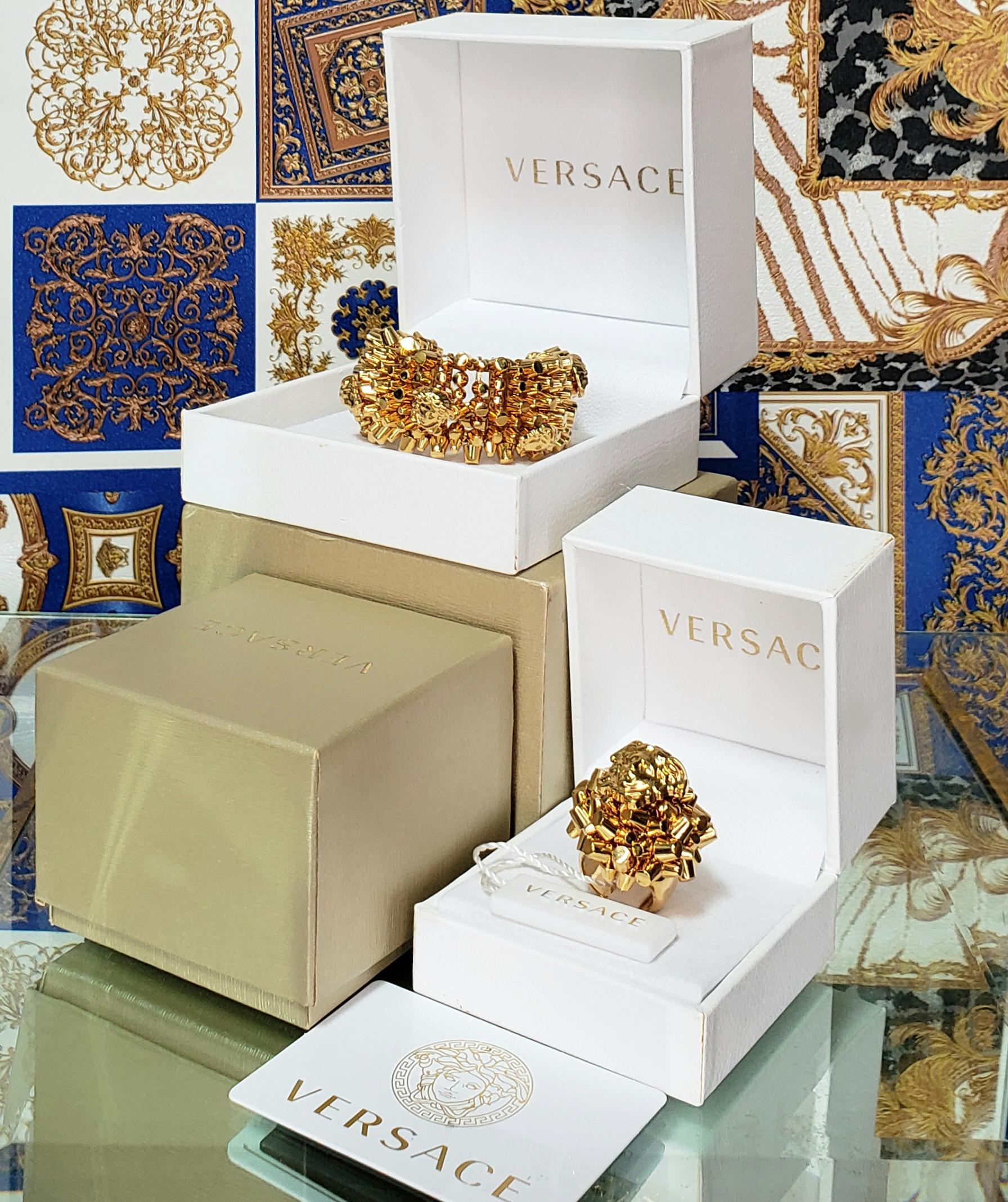 VERSACE


PR-Sample collection Pre-Fall 2013 Look # 2 


24K Gold Plated Medusa Bracelet and Ring SET

Measurements: 

Ring: size 7

Bracelet: 6-8