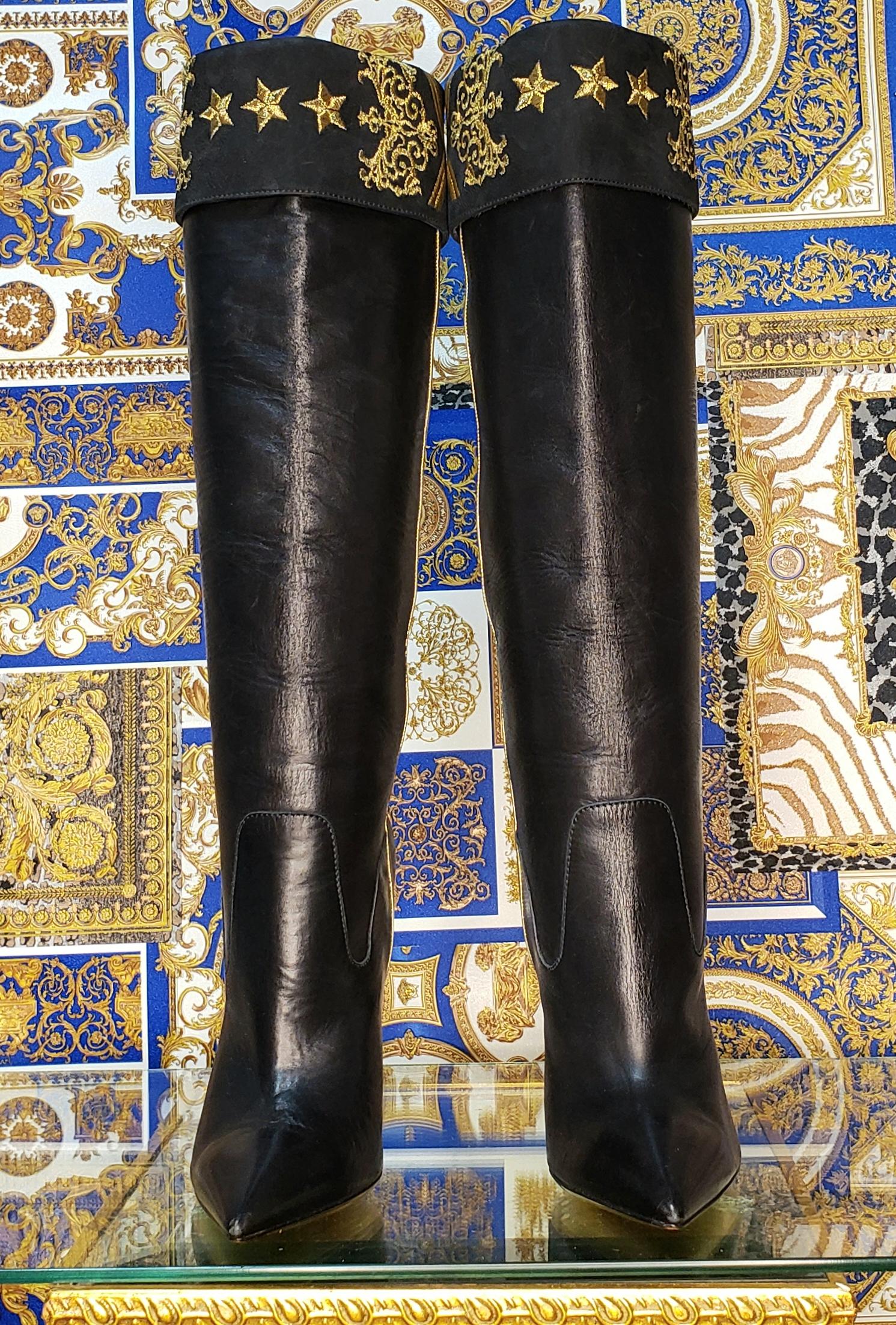 Pre-Fall 2013 L# 8 VERSACE MILITARY BLACK LEATHER KNEE BOOTS w/EMBROIDERY 40-10 In New Condition For Sale In Montgomery, TX
