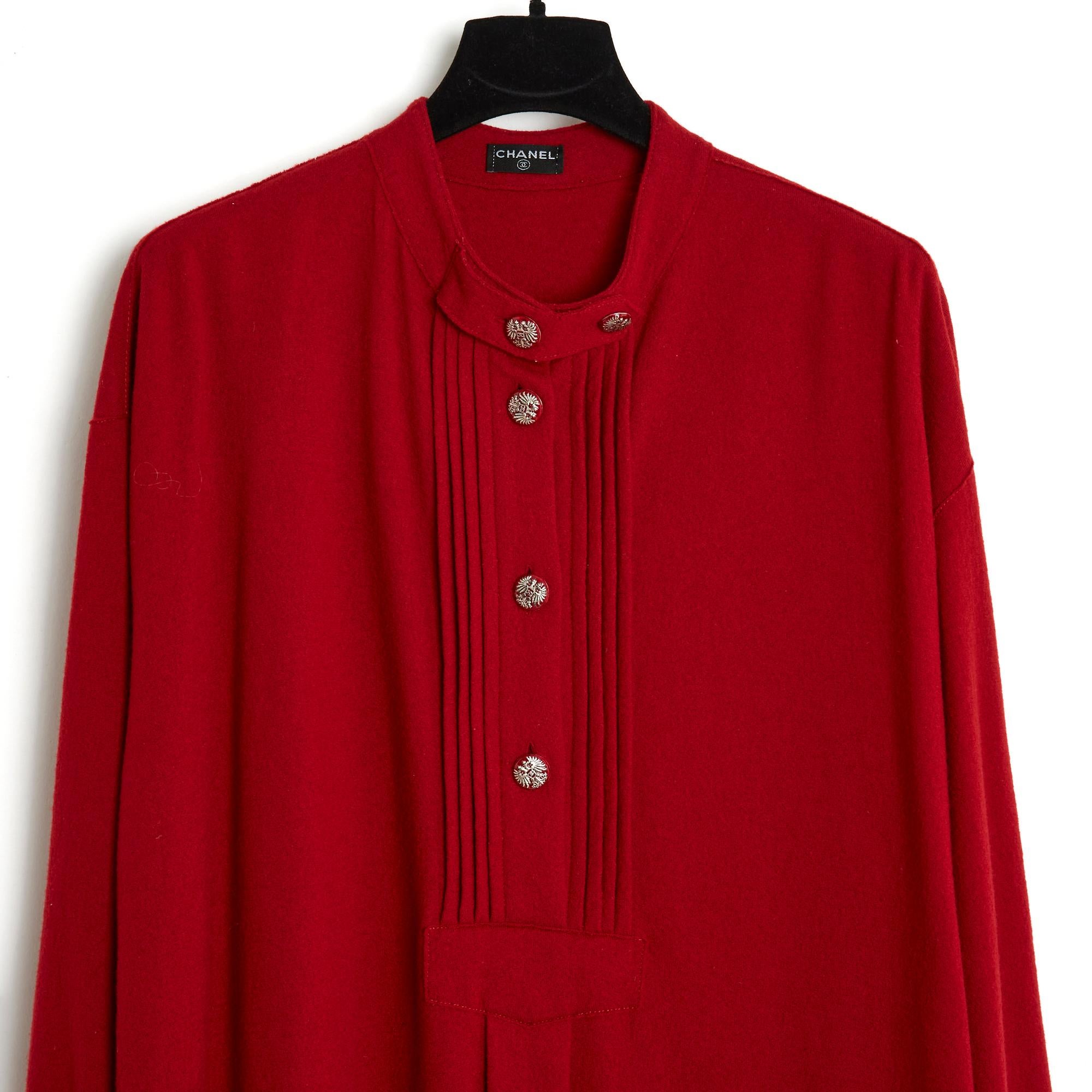 Chanel dress from the Métiers d'Art 2015 collection in Salzburg, oversized volume, short or tunic, in dark red wool, small round collar, pique pleated bib fastened with 5 jeweled buttons, long sleeves with open cuffs (!), without buttonhole or