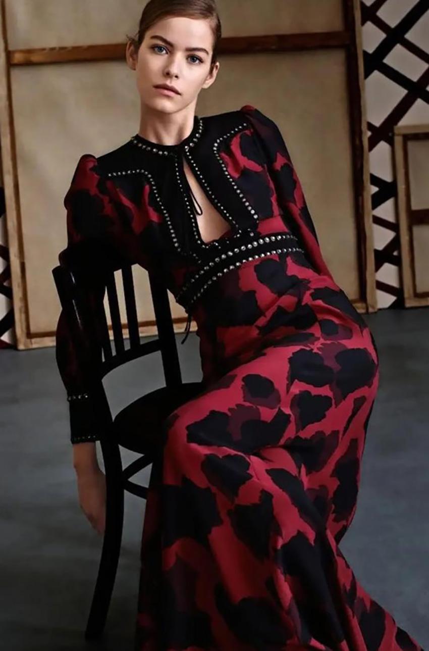 GUCCI 


With the new Pre-fall 2015 collection, Gucci dresses a sophisticated woman yes, but with simplicity.
 A woman who is determined that she loves timeless tailoring, and that she loves to “steal” some garments, and some details from the male