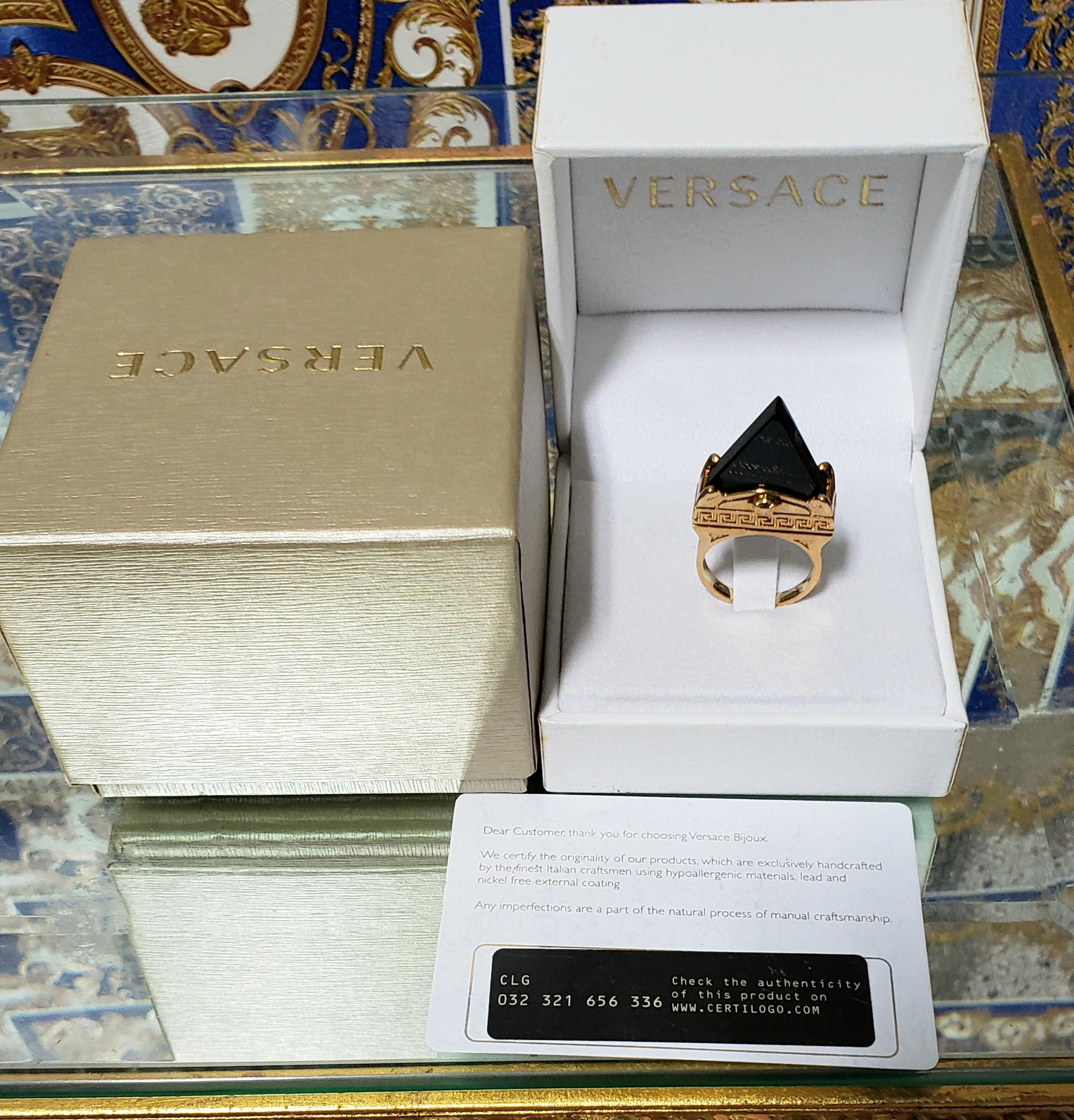 VERSACE


Actual PR-Sample Pre-Fall 2015 look # 1 



24K Gold Plated Medusa Ring

Black Agate

Greek key





Made in Italy



Brand new. Display model, has a little chip on the stone.
100% authentic guarantee. Comes with Versace box.

      