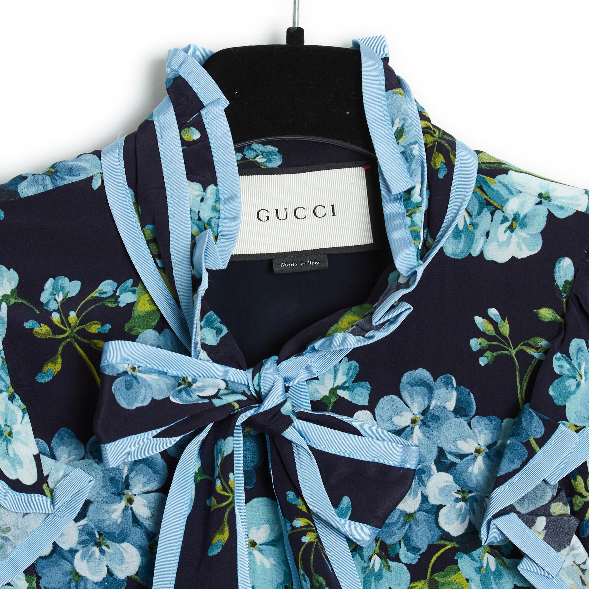 Pre Fall 2016 Gucci Marineblaue Seidenblumen und Rüschen FR40 aus Seide im Angebot 1