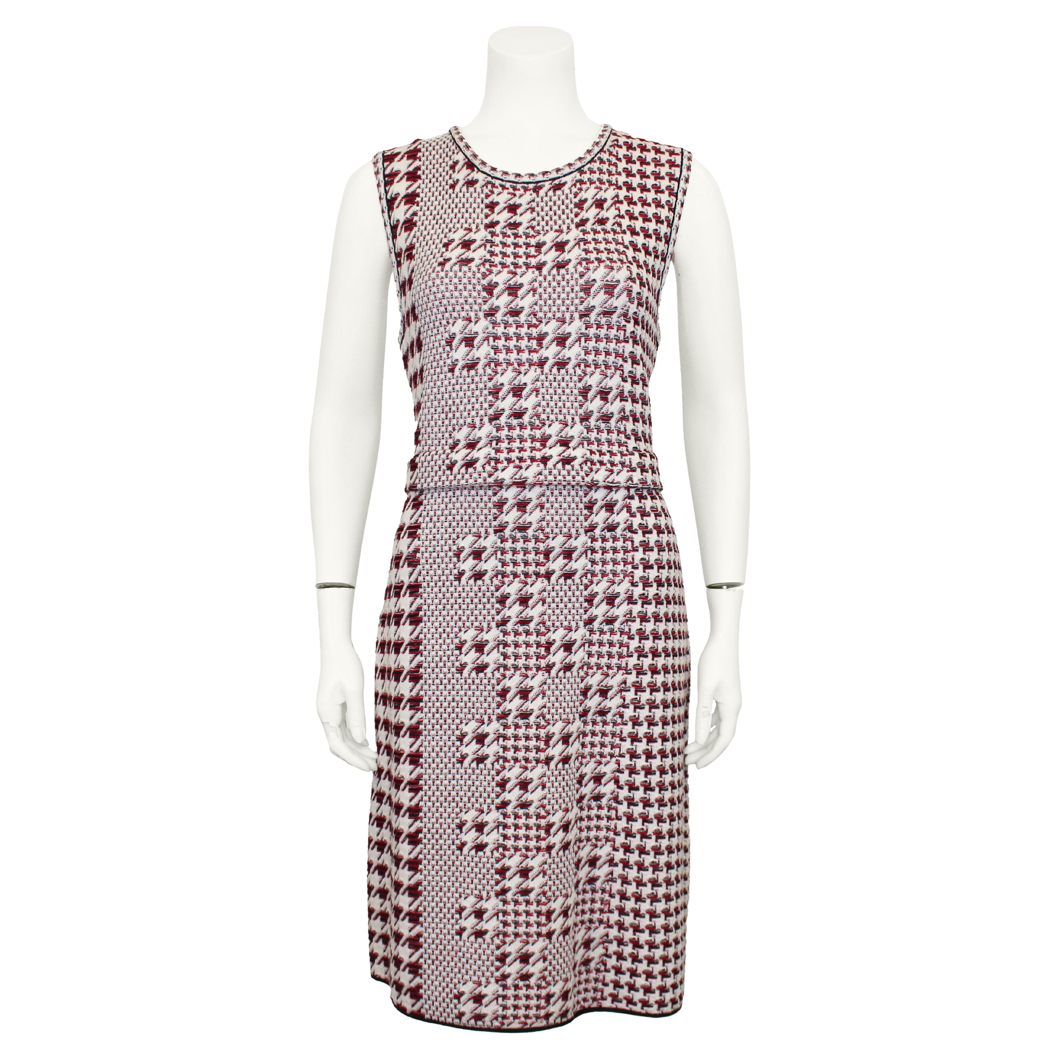 Oscar de la Renta Kleid und Mantel Ensemble aus der Pre-Fall 2017 Kollektion. Beide Stücke sind aus roter, weißer und schwarzer Strickwolle in einer Mischung aus klassischem und vergrößertem/verzerrtem Hahnentrittmuster. Das Kleid ist ärmellos, hat