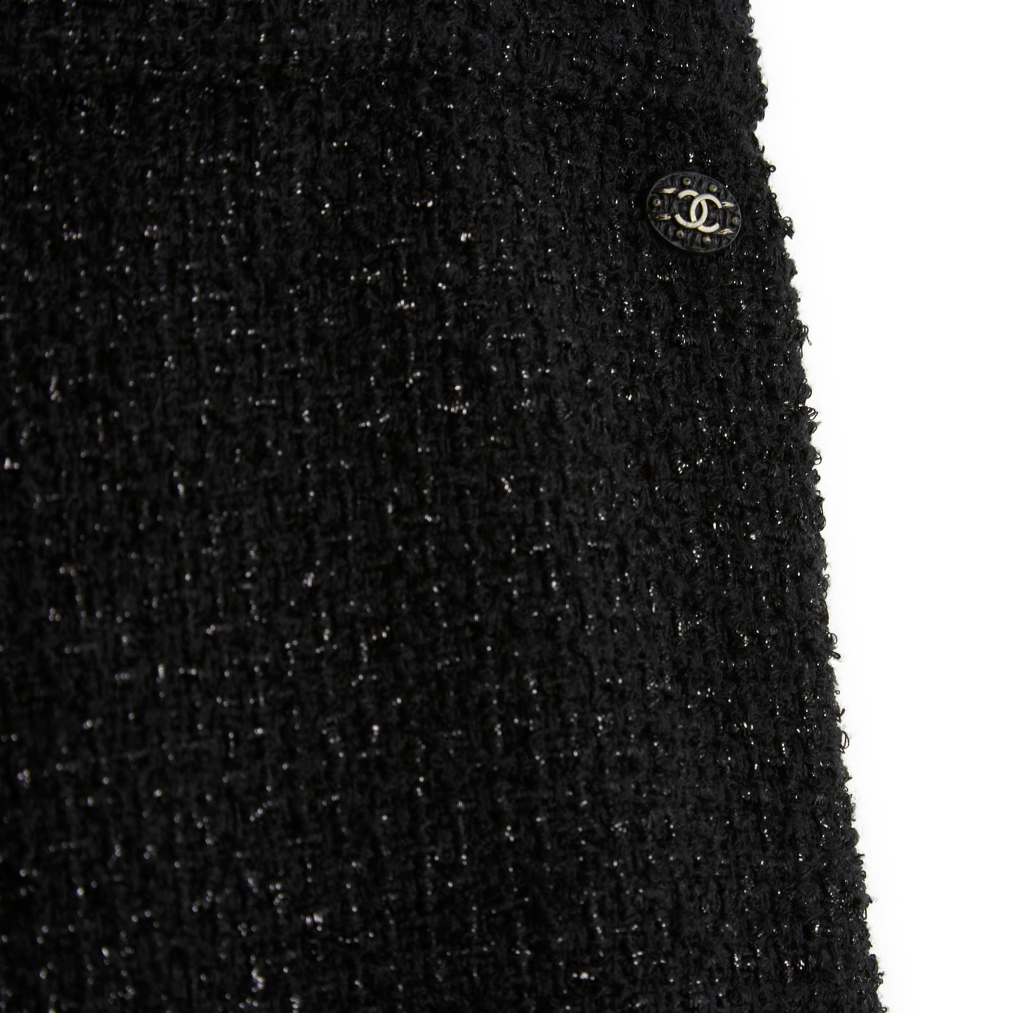 Chanel Hose Métiers d'Art 2018 Collection (Paris-Hamburg) aus schwarzem und schimmerndem Baumwoll-Tweed, hohe Taille, eng am Bein geschnitten, schwarzes Seidenfutter, Haken- und Reißverschluss vorne, CC-Logo aus geschwärztem, mattem Metall auf der