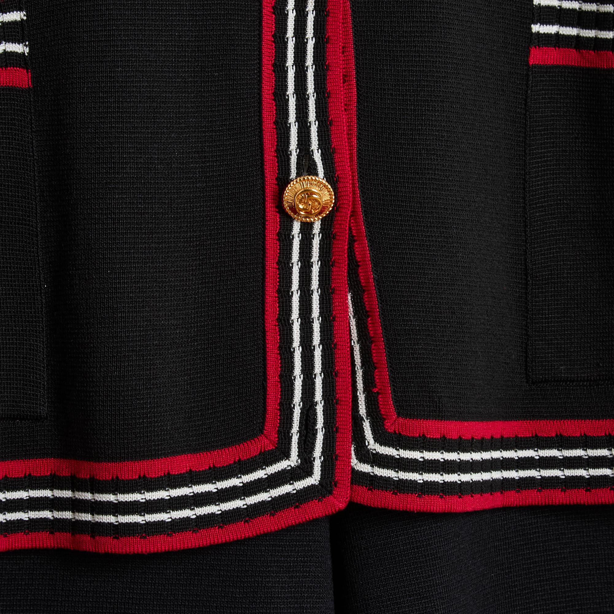 Ensemble de la collection Gucci Pre Fall 2019 par Alessandro Michele en maille de soie (28%) et coton noir bordé d'un liseré contrastant rouge noir blanc, composé d'un cardigan au volume oversize, col cranté fermé par 4 boutons en métal doré, 2