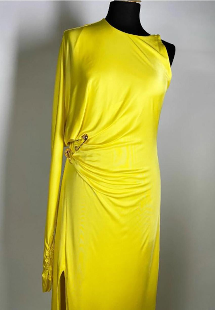 Pre-Fall 2019 L# 36 VERSACE YELLOW VISCOSE LONG EVENING ONE SHOULDER DRESS EU 42 In Excellent Condition In Montgomery, TX