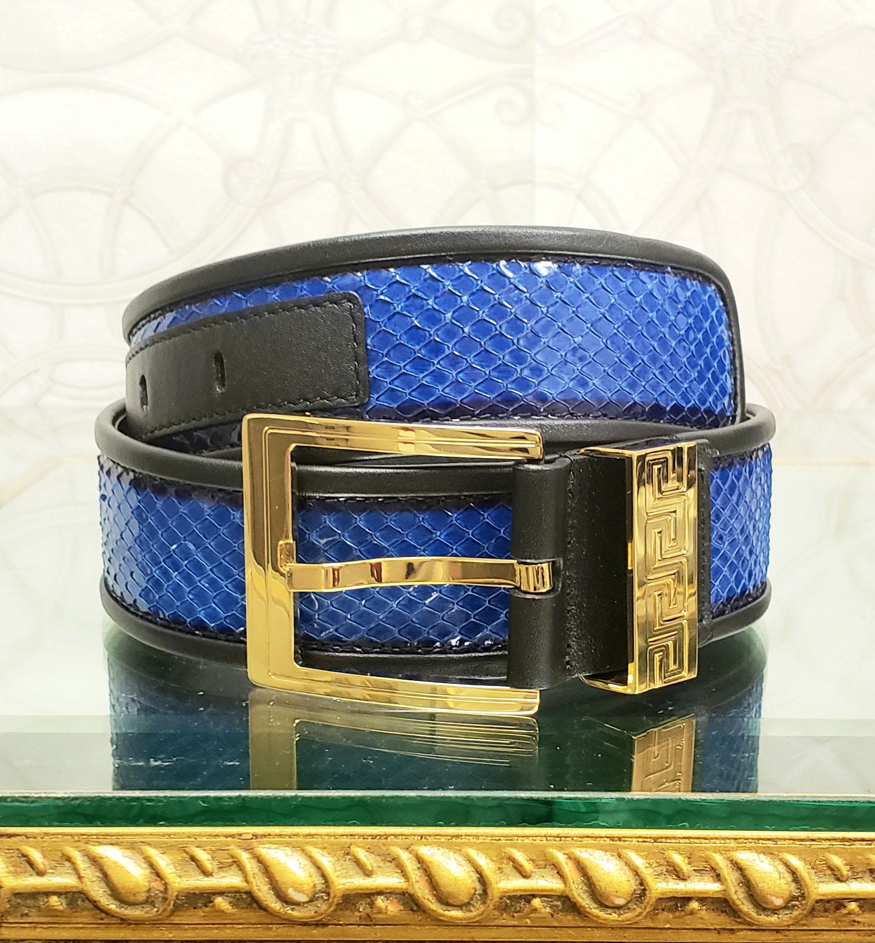 Noir Chaussures de sport Versace en peau de serpent bleue avec bride à clé grenouille dorée 75/30, pré/automne 2012 L n° 5 en vente