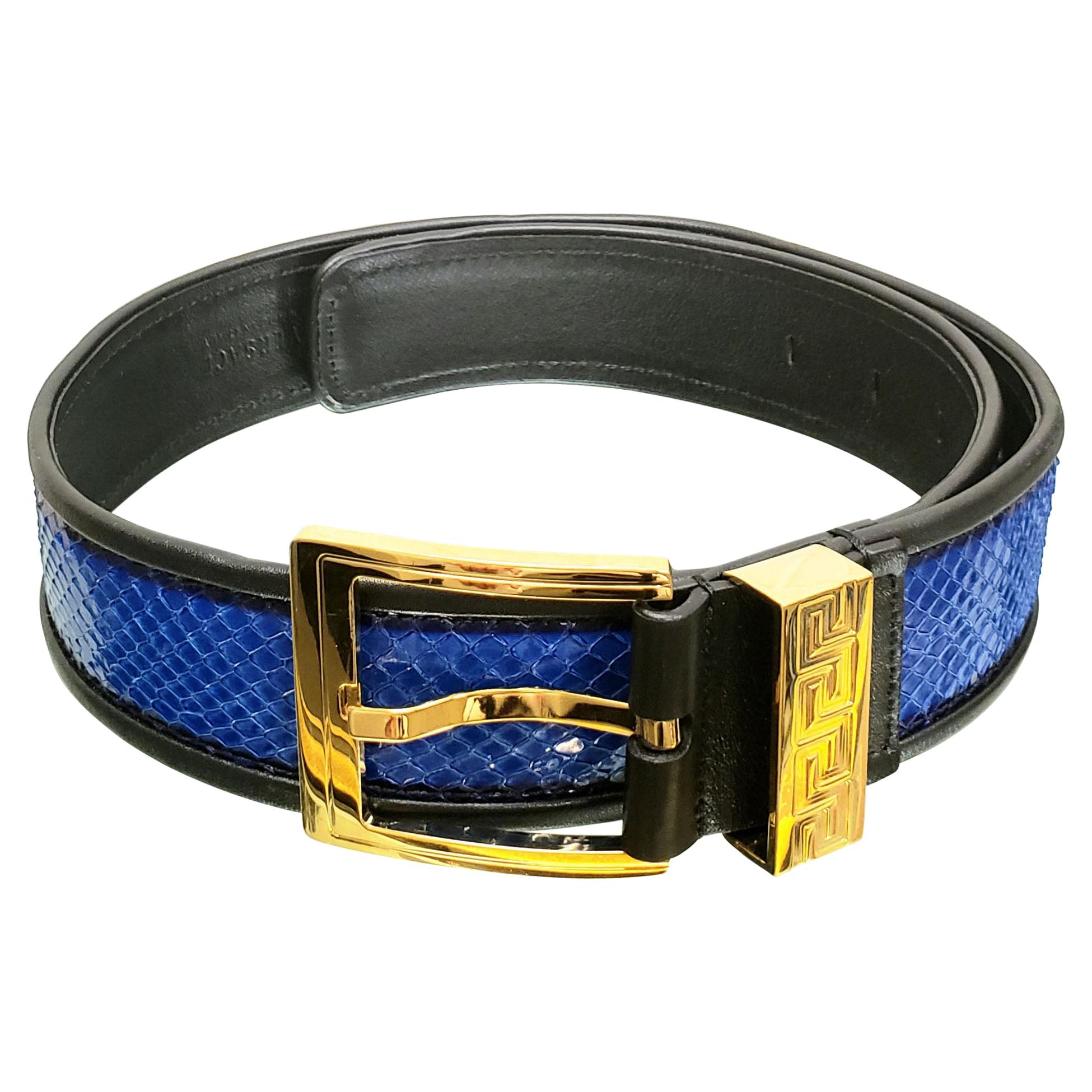 Chaussures de sport Versace en peau de serpent bleue avec bride à clé grenouille dorée 75/30, pré/automne 2012 L n° 5 en vente